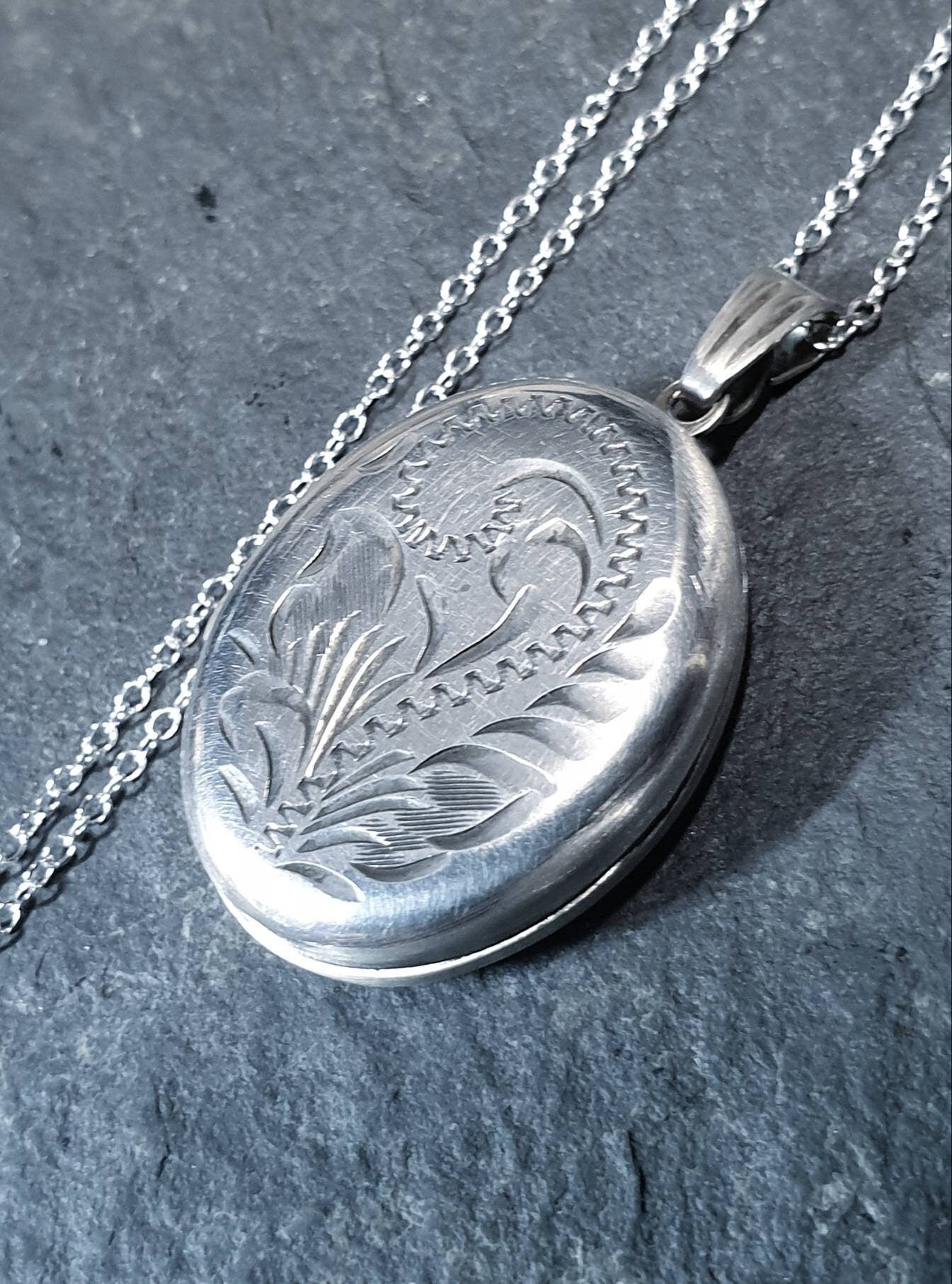 Vintage OVAL SILVER LOCKET - Fauna Pattern with 20" Chain - 6g