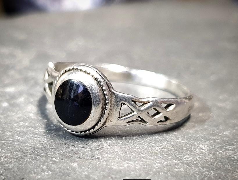 SILVER CELTIC RING - with Black Onyx stone - Size R (us size 8.5) - 2.4g