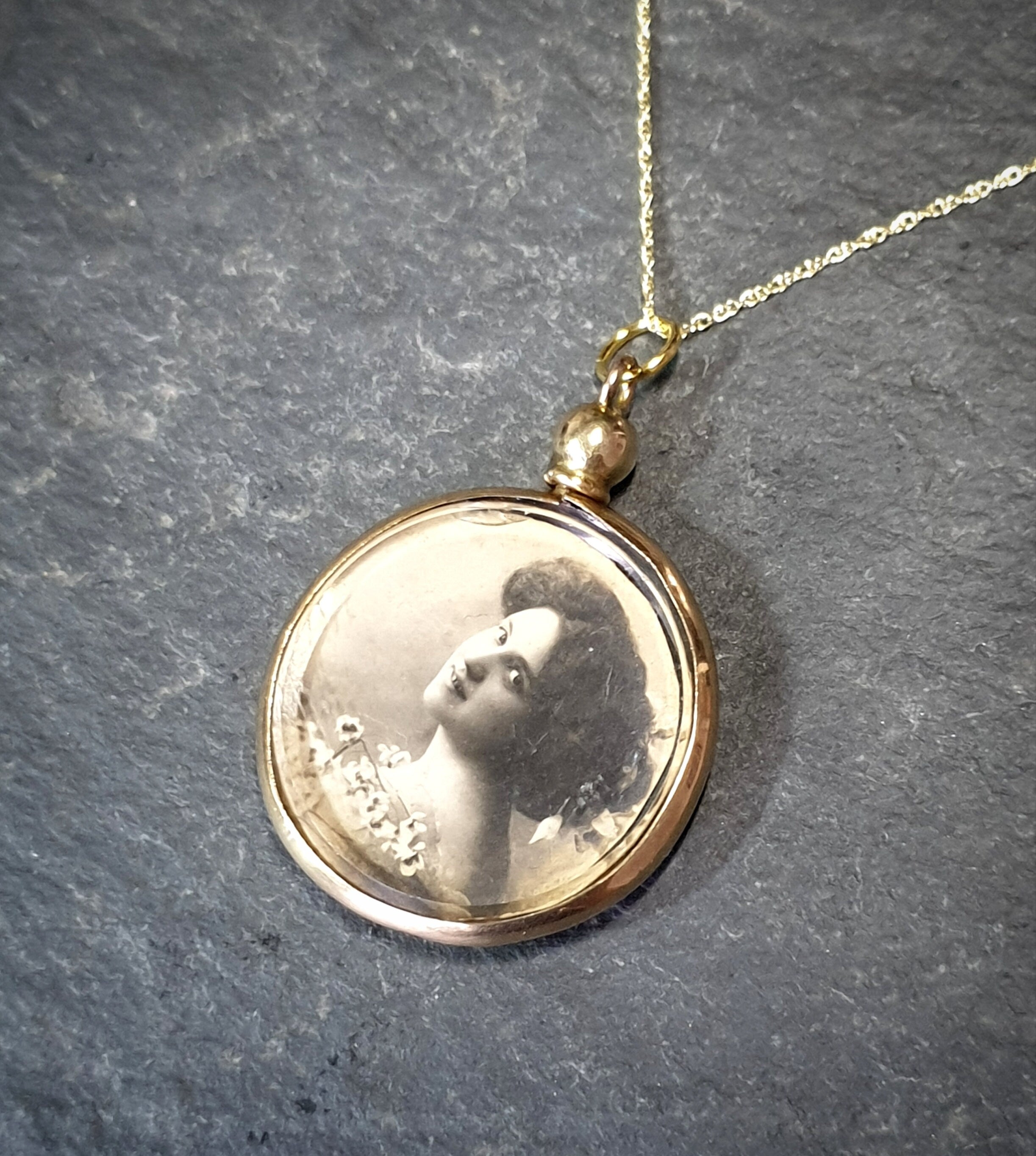 Edwardian 9ct Gold Photo Locket Pendant - Ci 1910 Double Sided Locket on 20" chain 5.2g