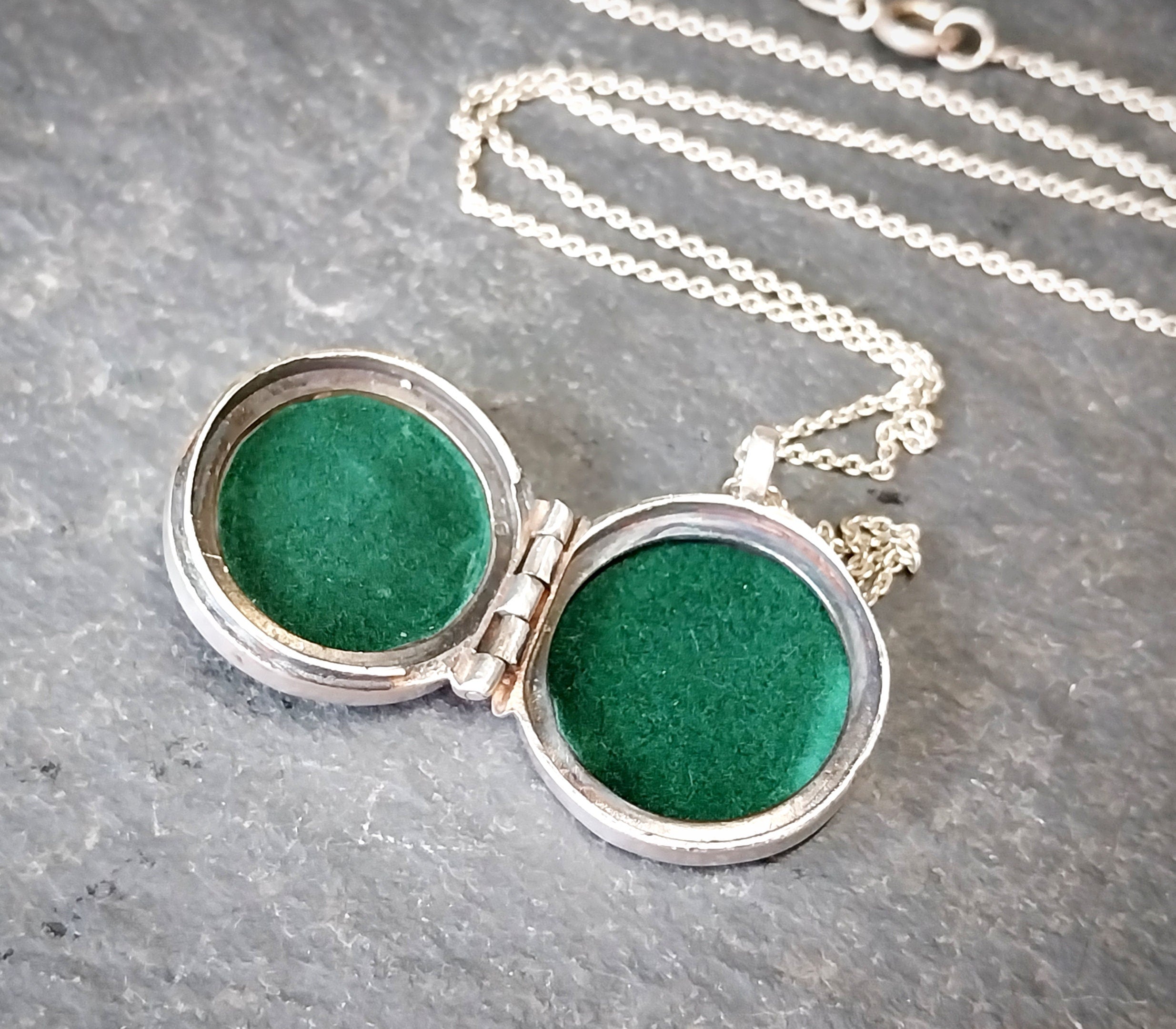 Vintage Sterling Silver Agate Circle Locket - 18" chain - 10.3g