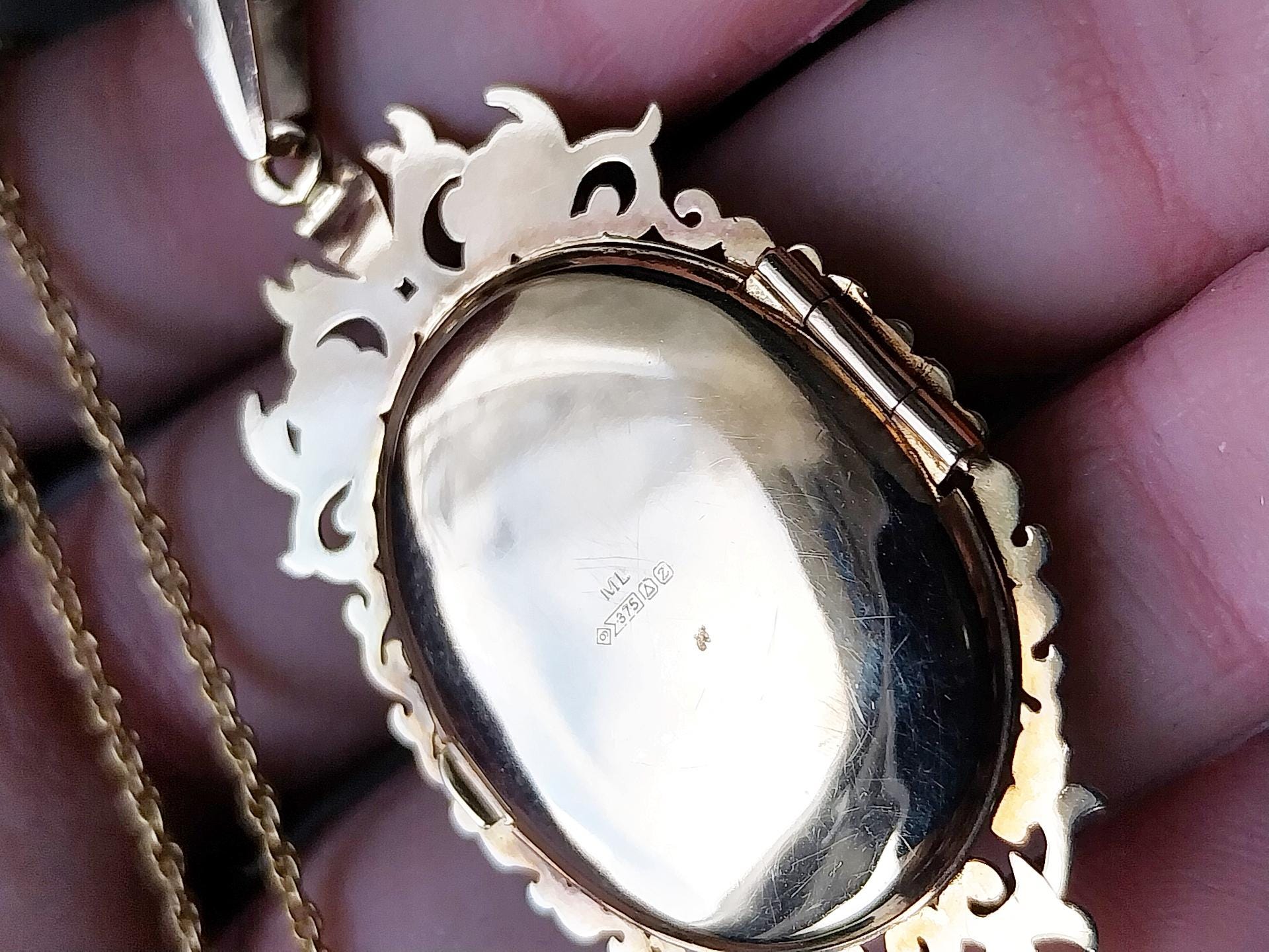 Vintage 9ct GOLD Ornate Locket Necklace on 20" Chain - 8g
