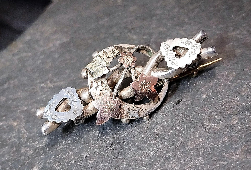 VICTORIAN CRESCENT MOON Brooch with hearts - Hallmarked 1899 - 4.3g