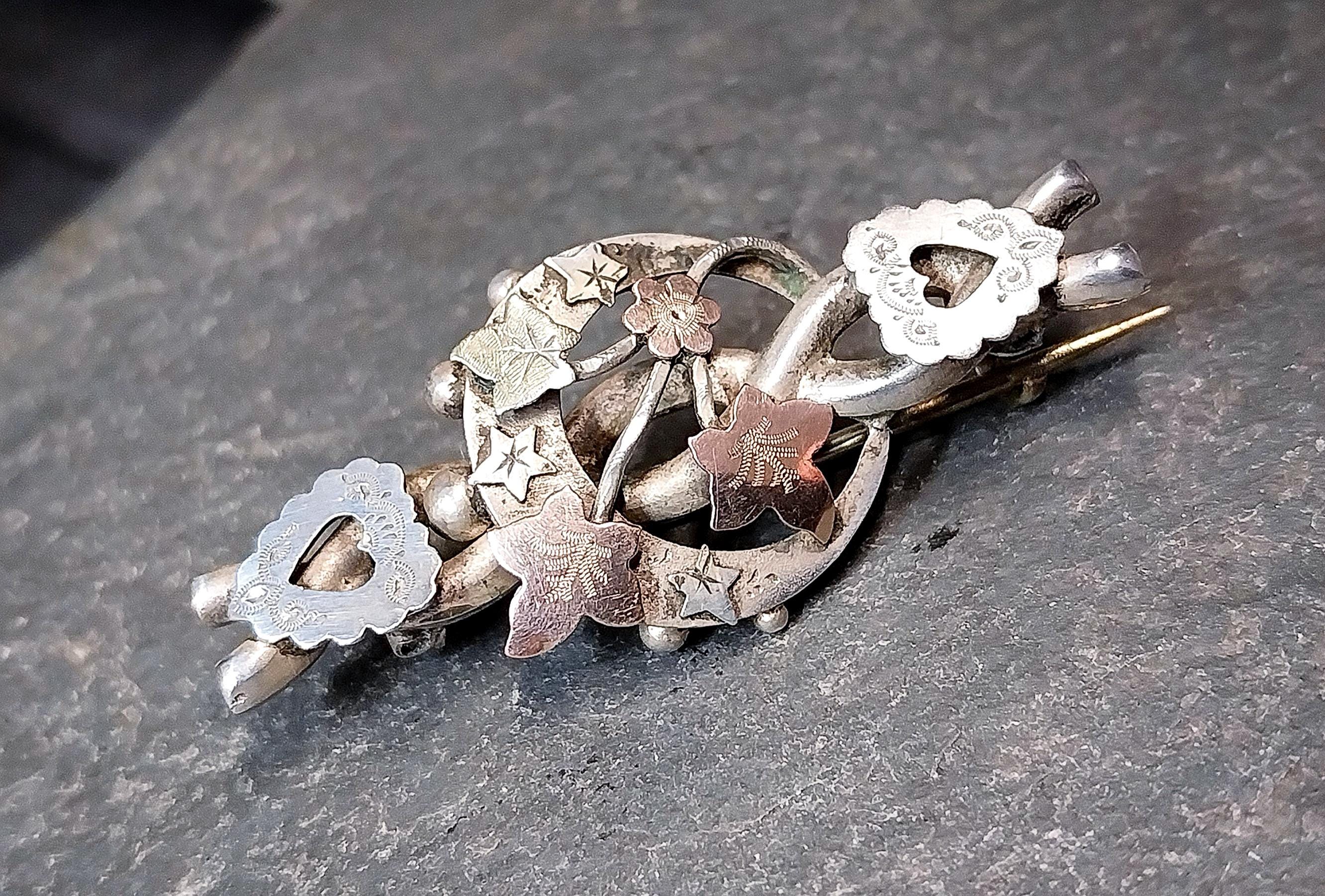 VICTORIAN CRESCENT MOON Brooch with hearts - Hallmarked 1899 - 4.3g