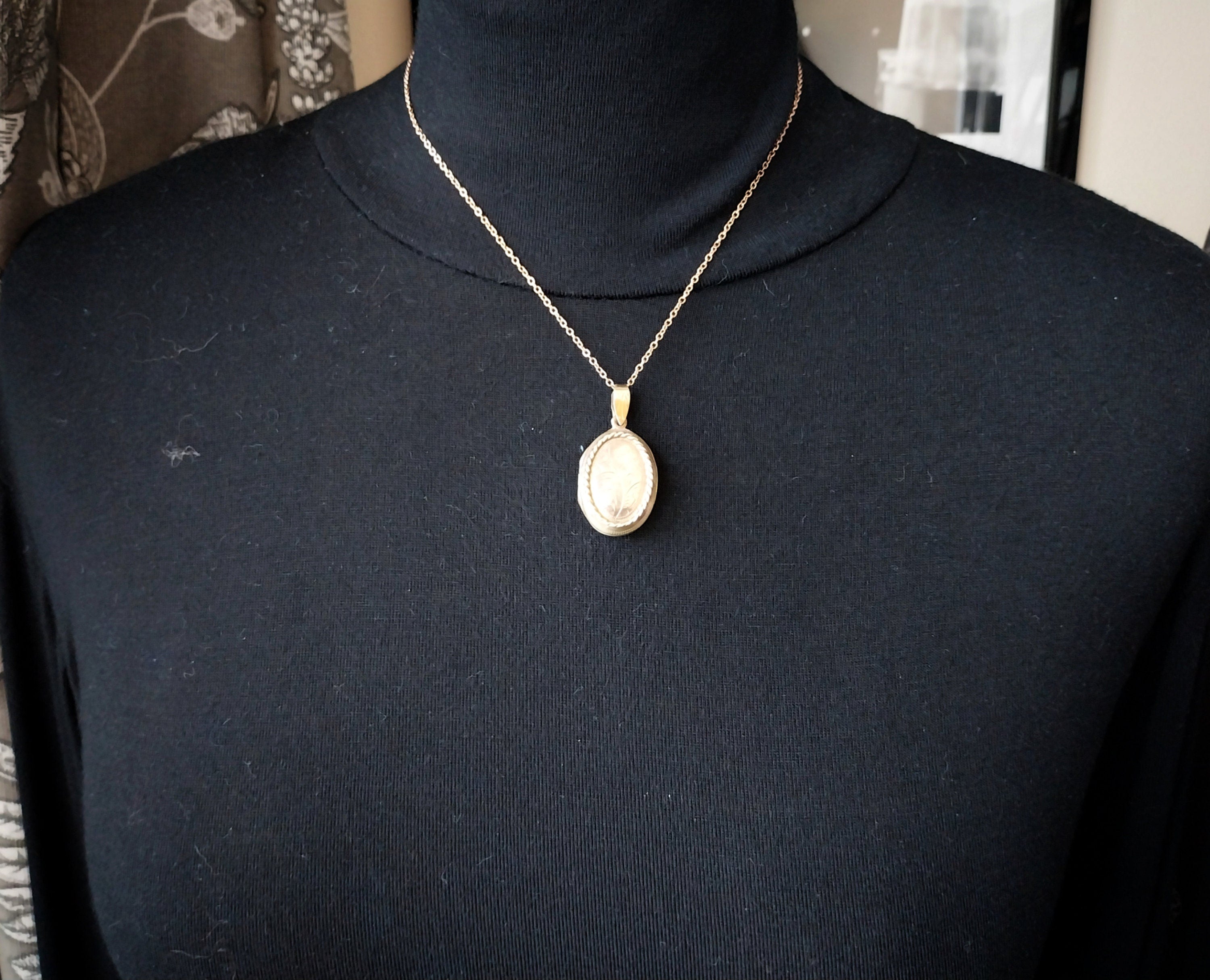 ANTIQUE Oval Wide LOCKET  - Pinchbeck Gilt on 18" Chain - 8.4g