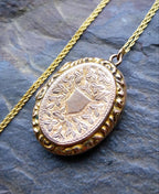 Antique 9ct Gold Oval LOCKET - Ivy Leaf design on 20" Chain - 5.4g