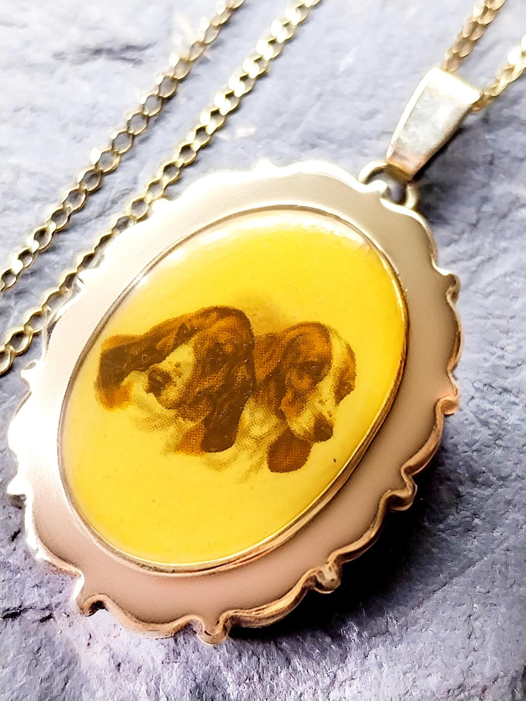 Large 9ct GOLD OVAL LOCKET Necklace - Basset Hound Dog Portrait on 18" chain - 10.1g