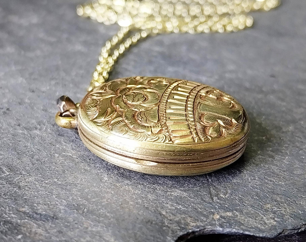 ANTIQUE Oval LOCKET - Pinchbeck Gilt on 18" Chain - 7.6g