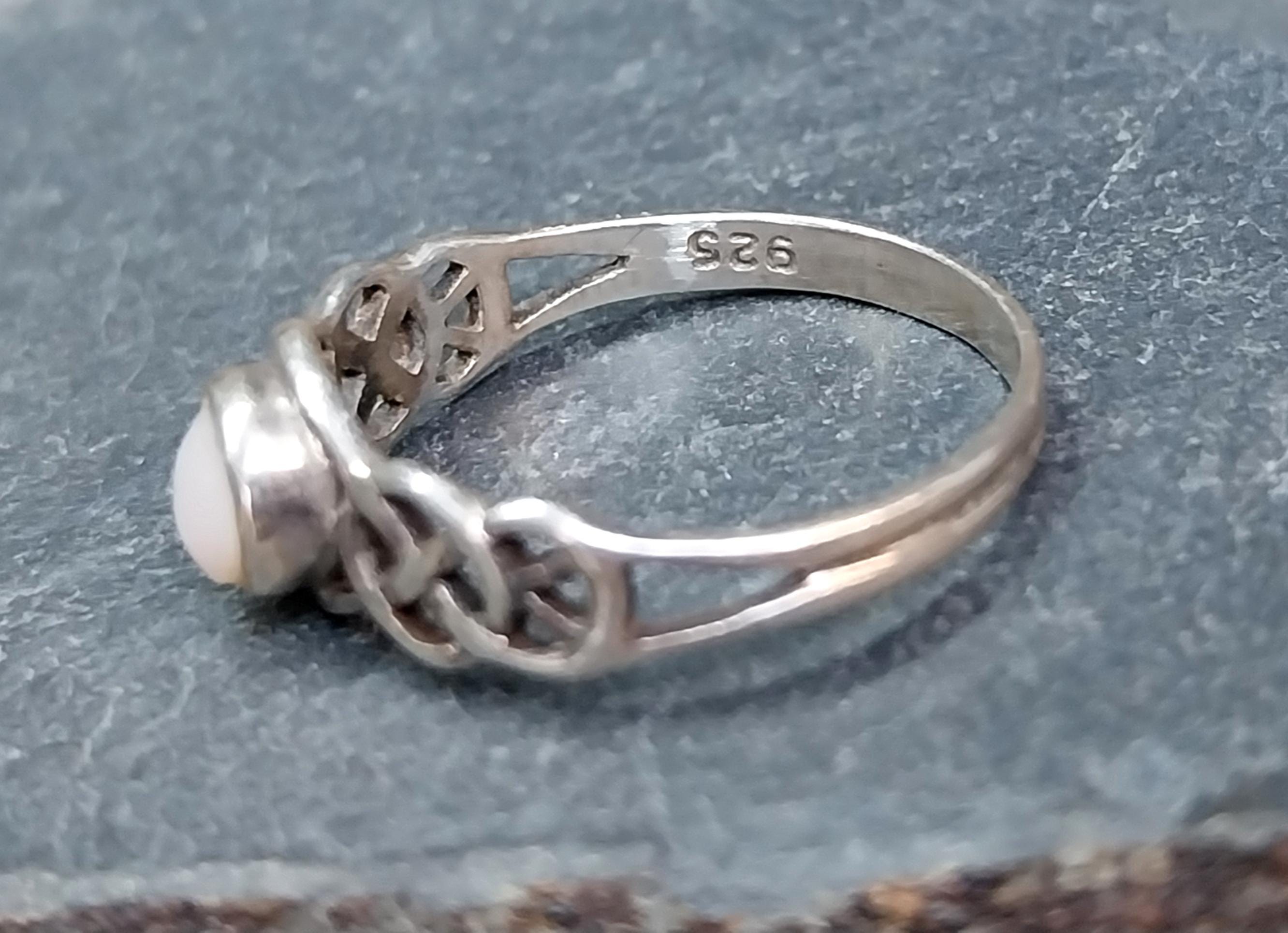 Vintage Mother of Pearl RING Sterling Silver Celtic Knot - Size uk m1/2 ( us 6.5) - 1.5g