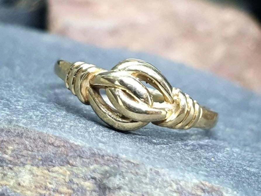 9ct GOLD CELTIC Fede Ring - uk size M 1/2 (us 6.5) - 1.5g