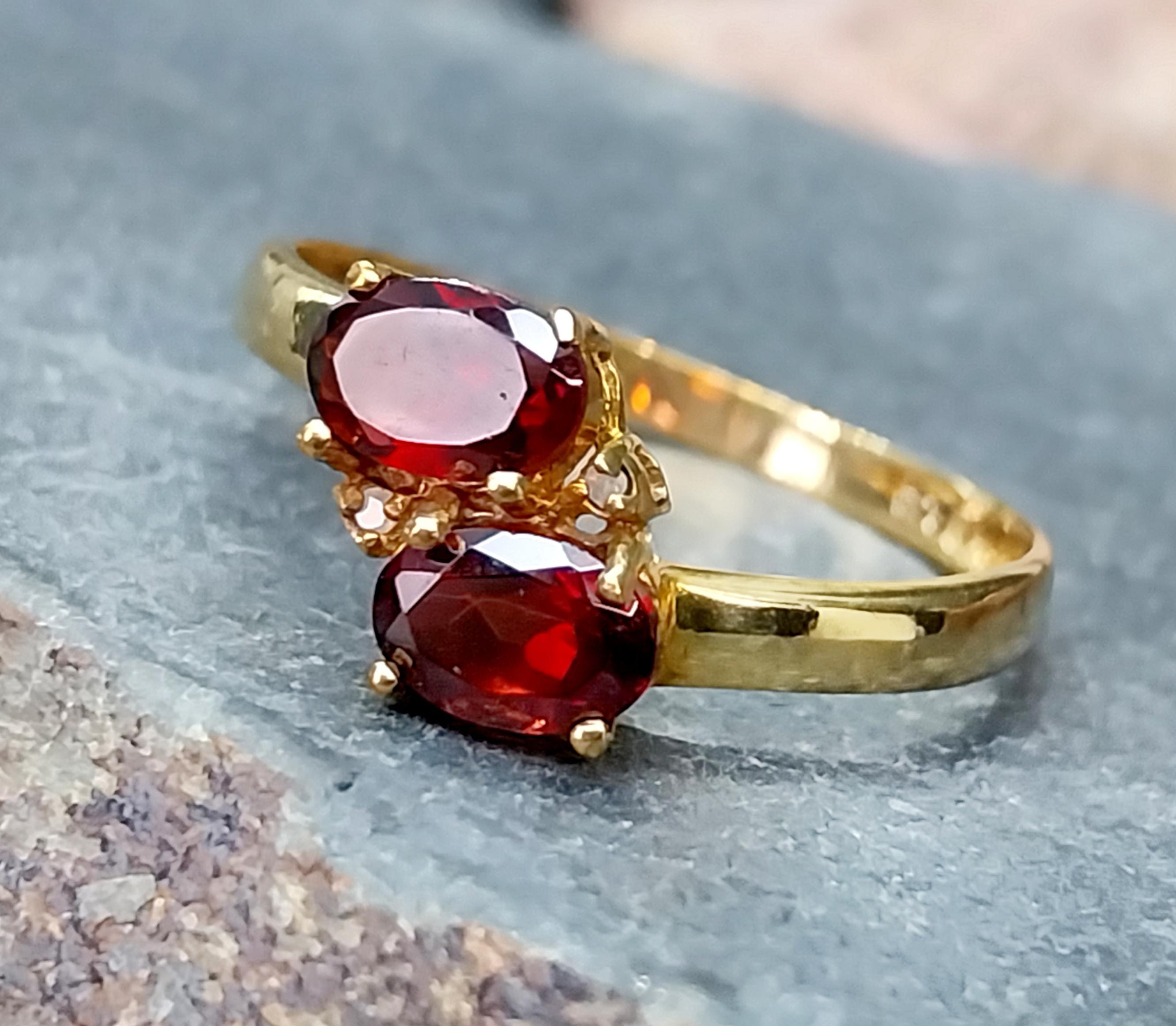 Vintage 9ct GOLD Opal & Red Gemstone Ring - Size uk P 1/2 (us 8) - Hallmarked - 1.5g