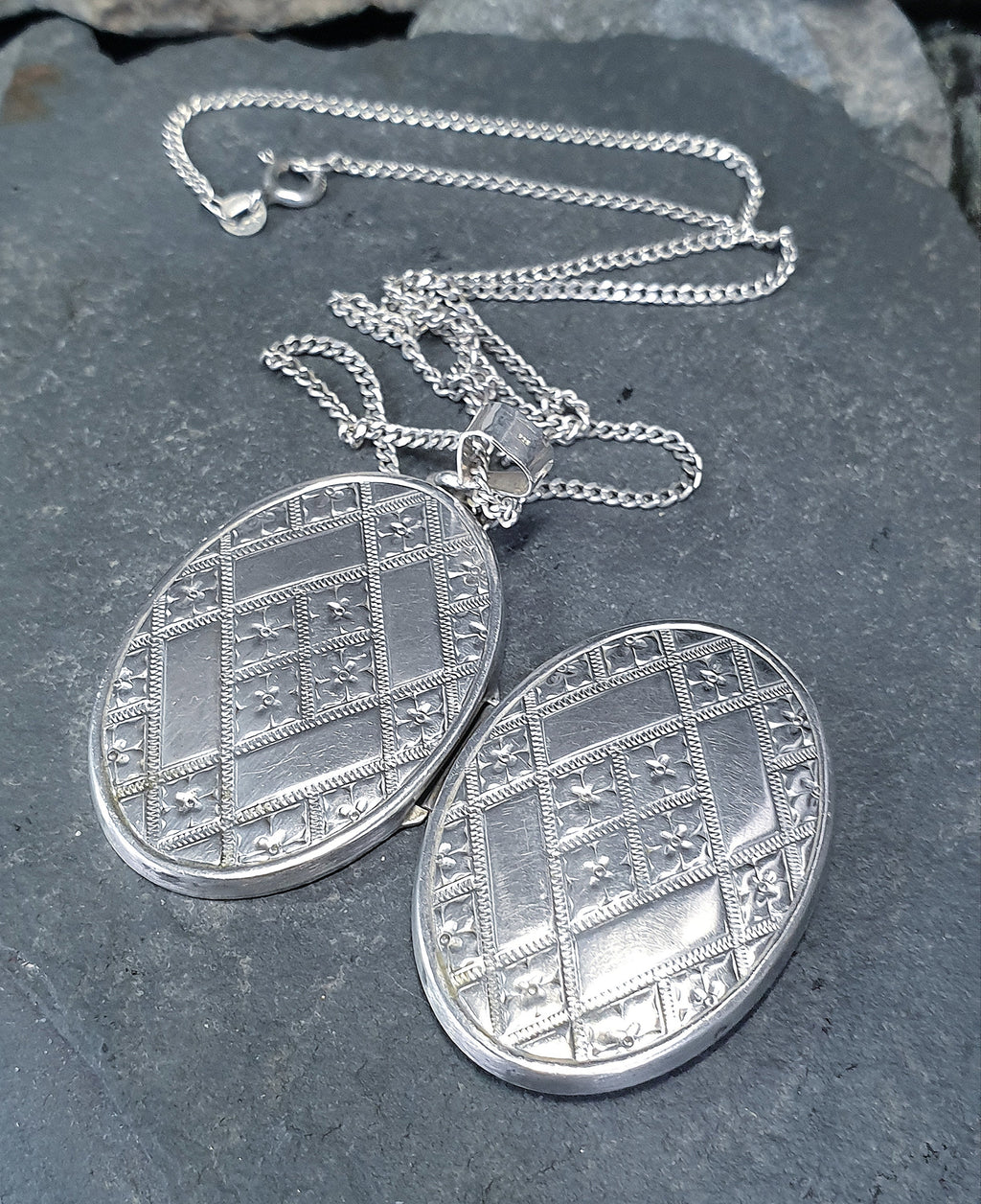 SILVER LOCKET with Criss Cross Deco design on 18" Chain - 10g