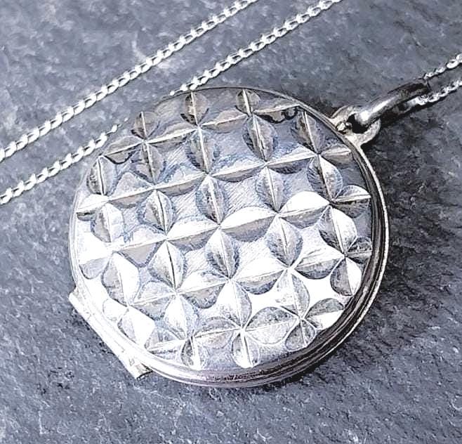 Large Silver Circular LOCKET with Four Leaf Clover Pattern on 18" Chain - 5.7g