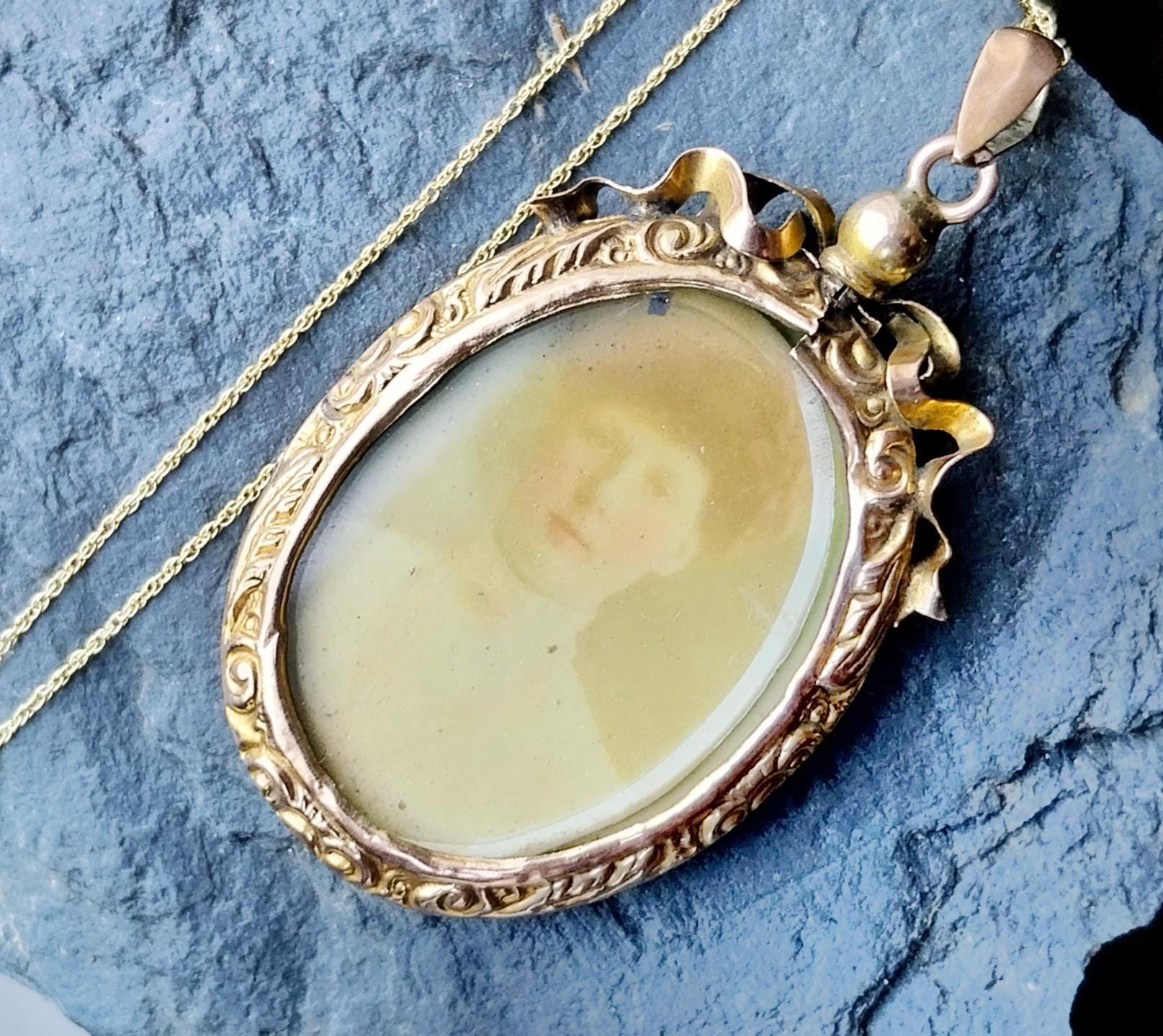 Victorian 9ct Gold Photo Locket Pendant - Double Sided on 18" Gold Chain - 9.8g