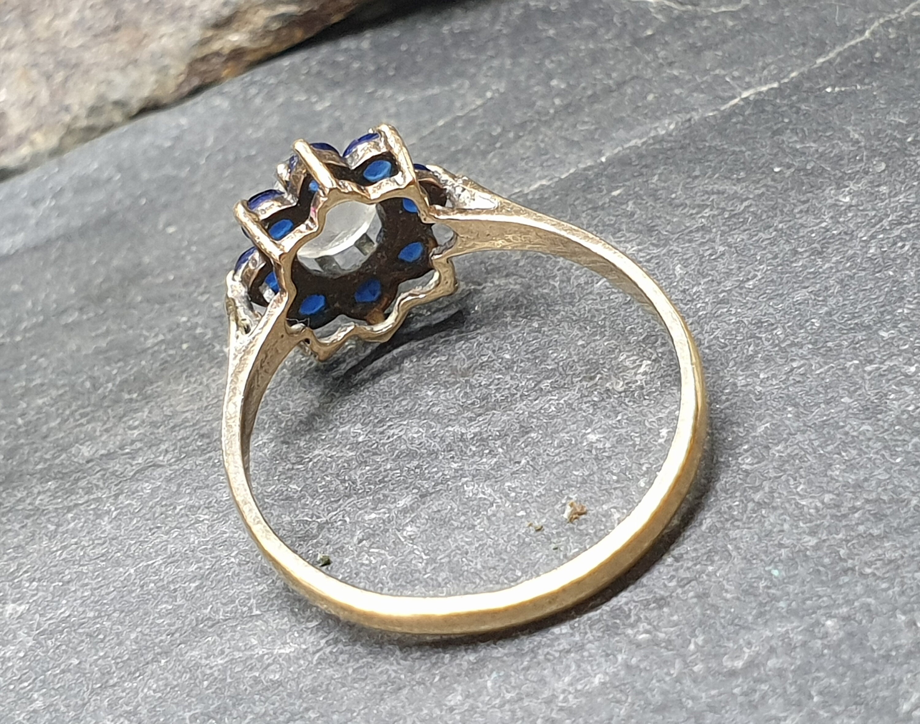 Vintage 9ct GOLD Ring - Blue Flower Cluster - UK Size P (us 7.5) - 1.7g