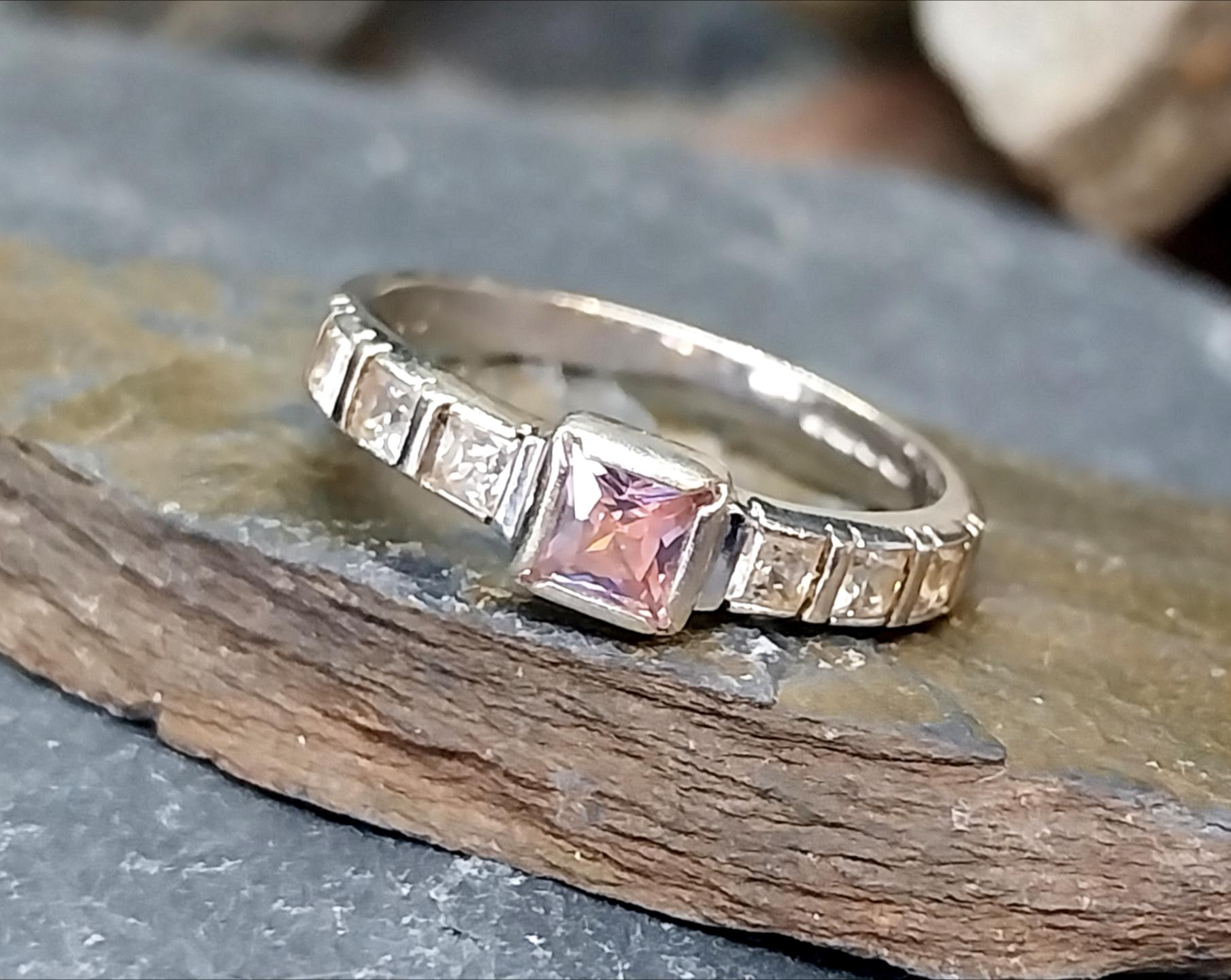 9ct WHITE GOLD Ring, Pink Morganite Solitaire - Size UK N 1/2 (us 7) 2.3g