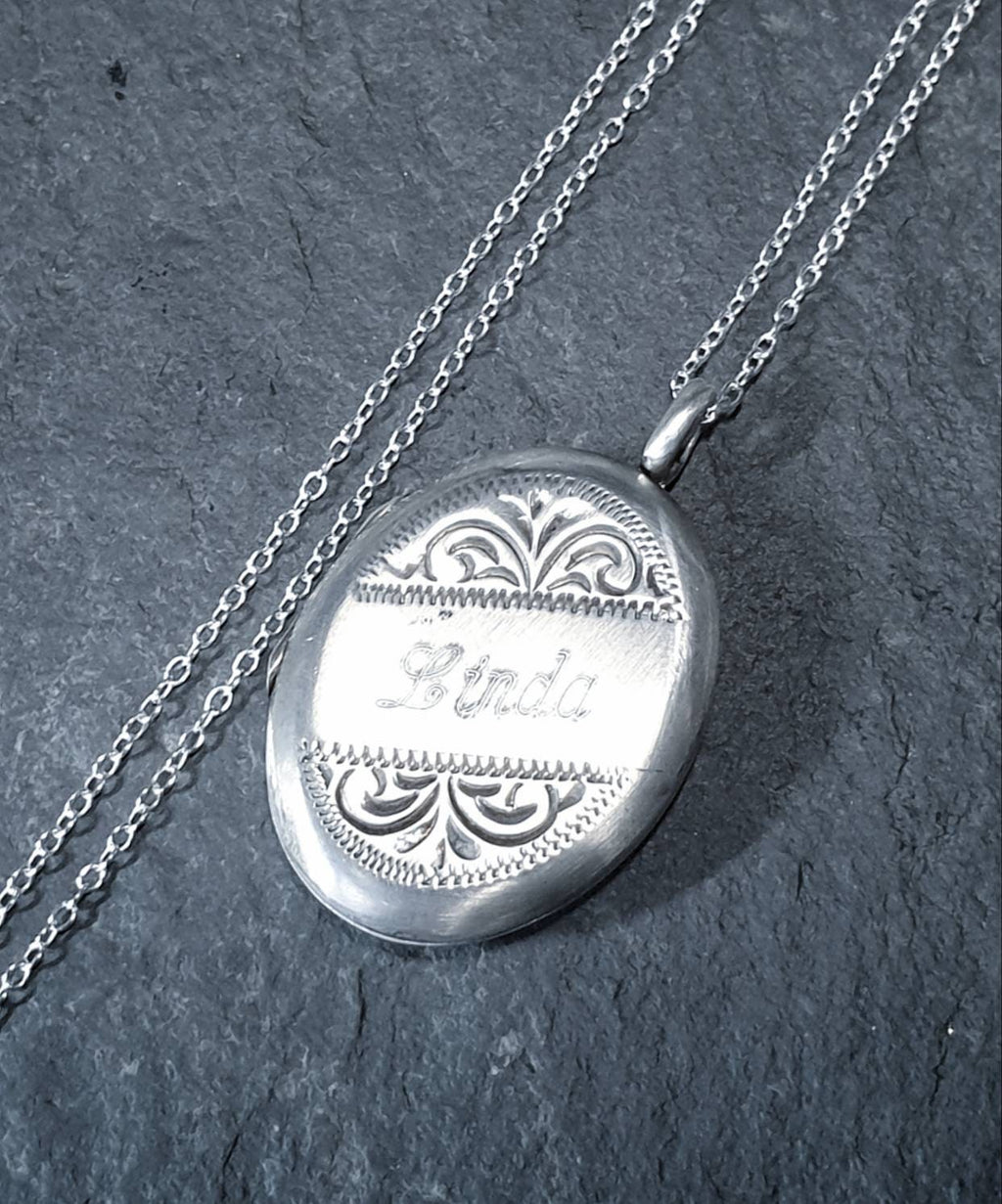 STERLING SILVER Locket Necklace - Engraved 'Linda' - with 18" Chain - 5g