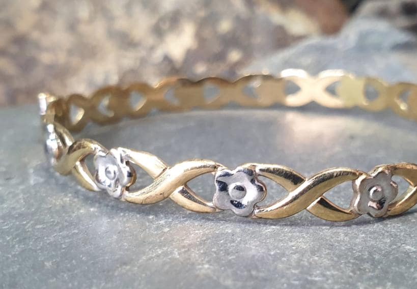 Vintage 9ct Rolled GOLD BANGLE with White Flowers - 6.9g