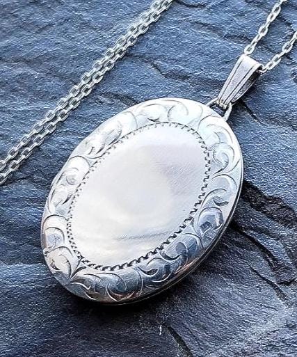 Vintage SILVER OVAL LOCKET c 1978- Scroll Border 20" Chain - 7g