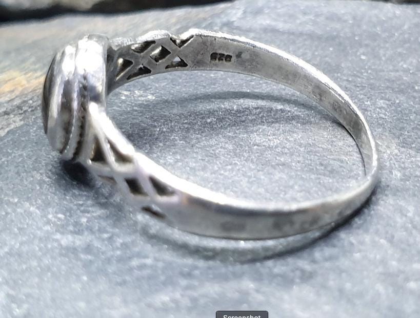 SILVER CELTIC RING - with Black Onyx stone - Size R (us size 8.5) - 2.4g