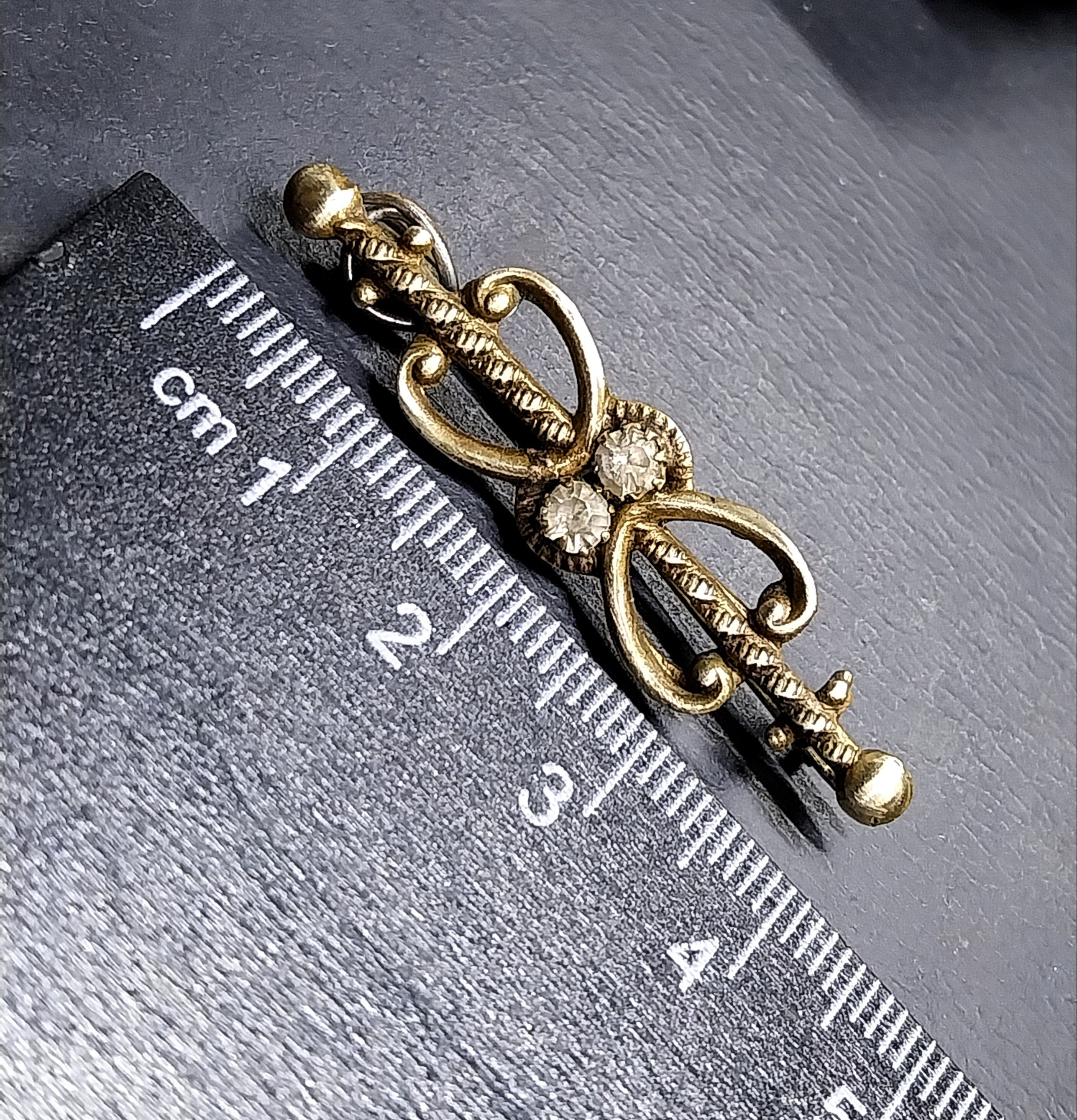 Victorian BOW BROOCH - pinchbeck with Paste Stone - 3.3g