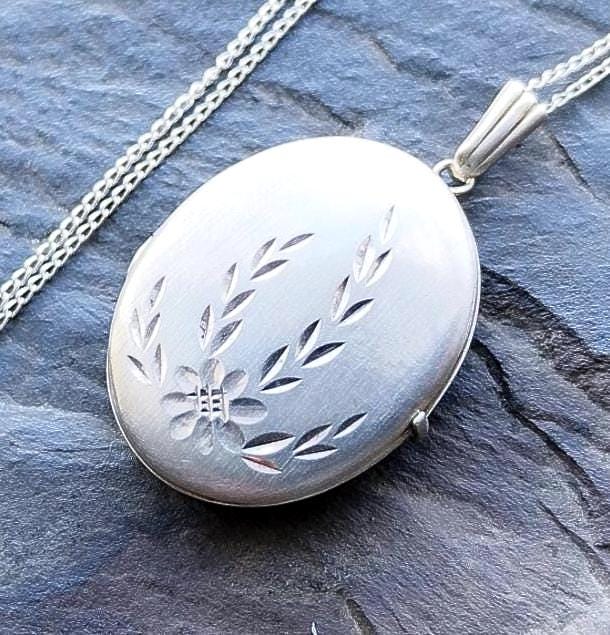 Vintage STERLING SILVER Oval LOCKET -Etched Flower with 18" Chain - 4.1g