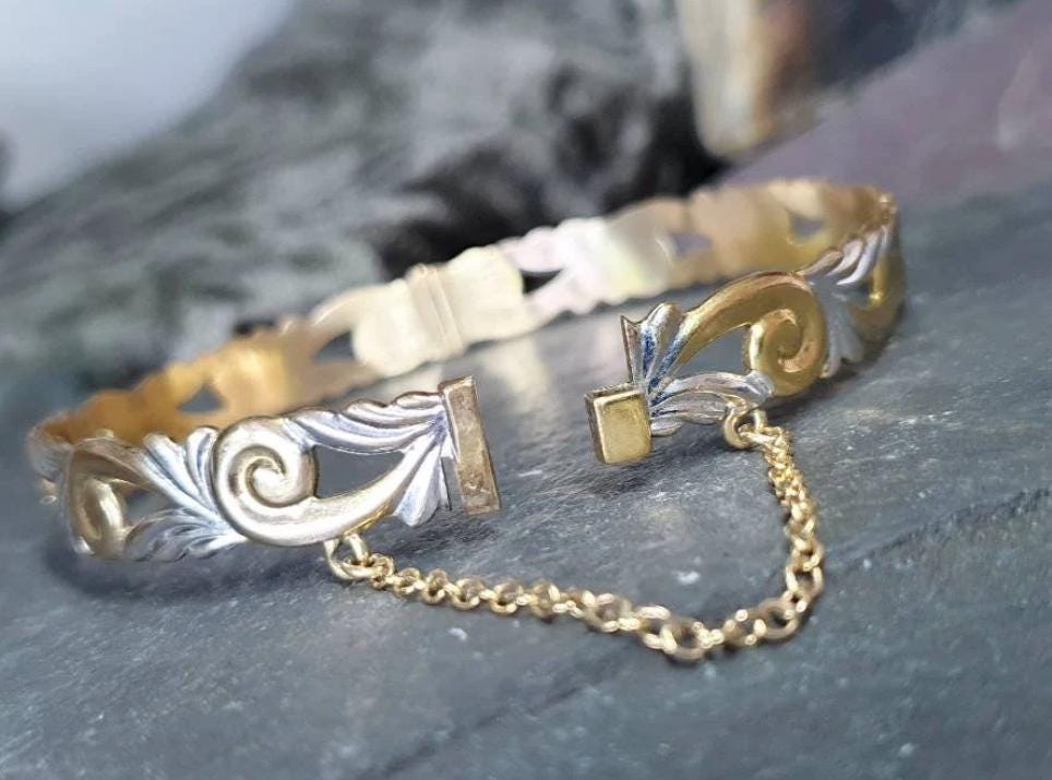 Vintage 9ct Rolled GOLD BANGLE - Beautiful Scroll with Safety Chain - 11.6g
