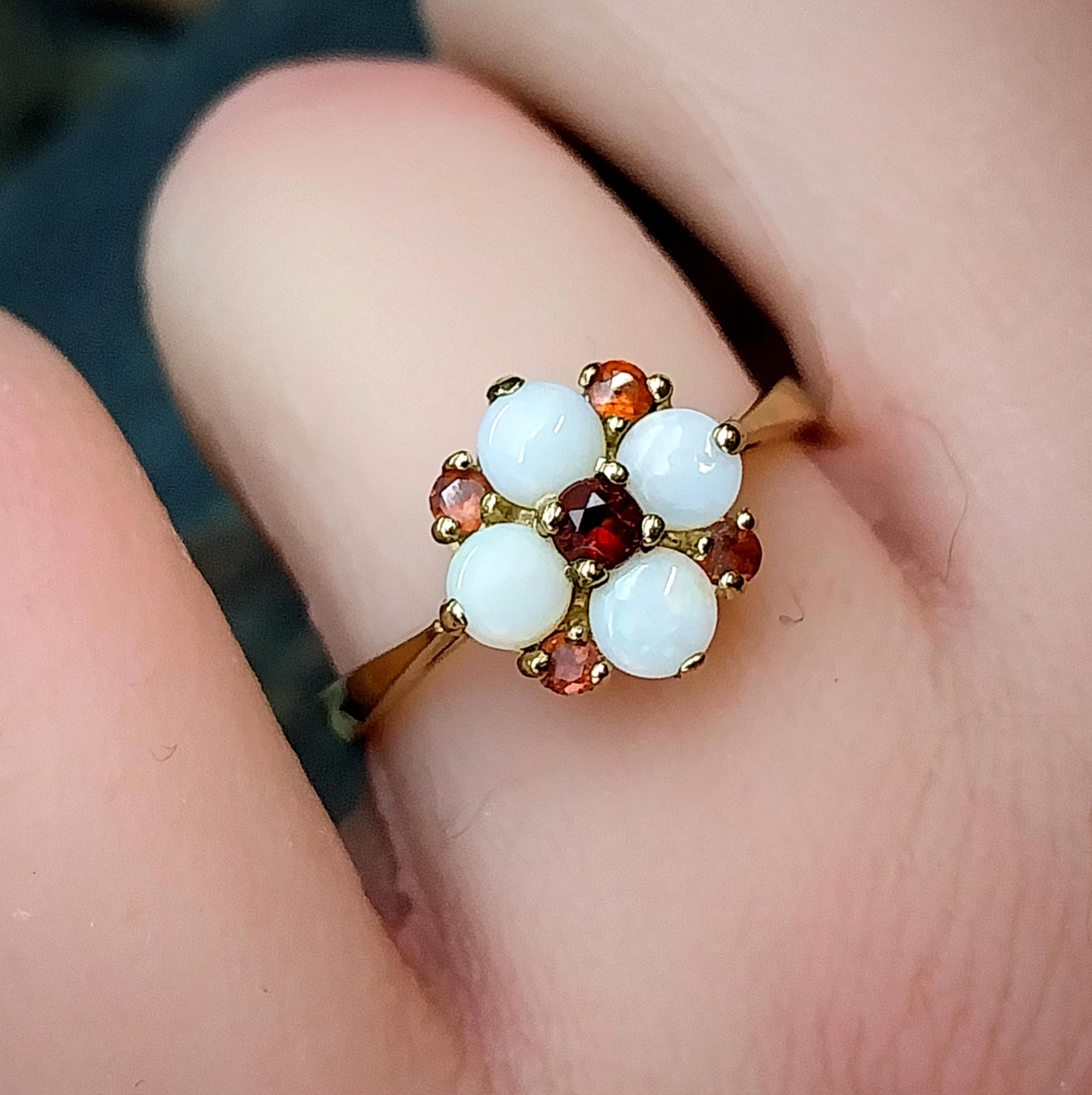 9ct GOLD Fire Opal & Garnet Ring - Size uk O (us 7) - Hallmarked - 2.6g