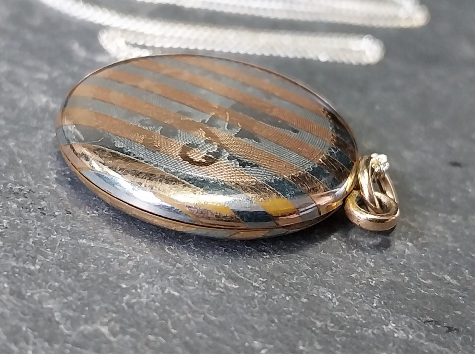 Pretty Silver LOCKET with Swallow and striped Pattern on 18" Chain - 9.5g