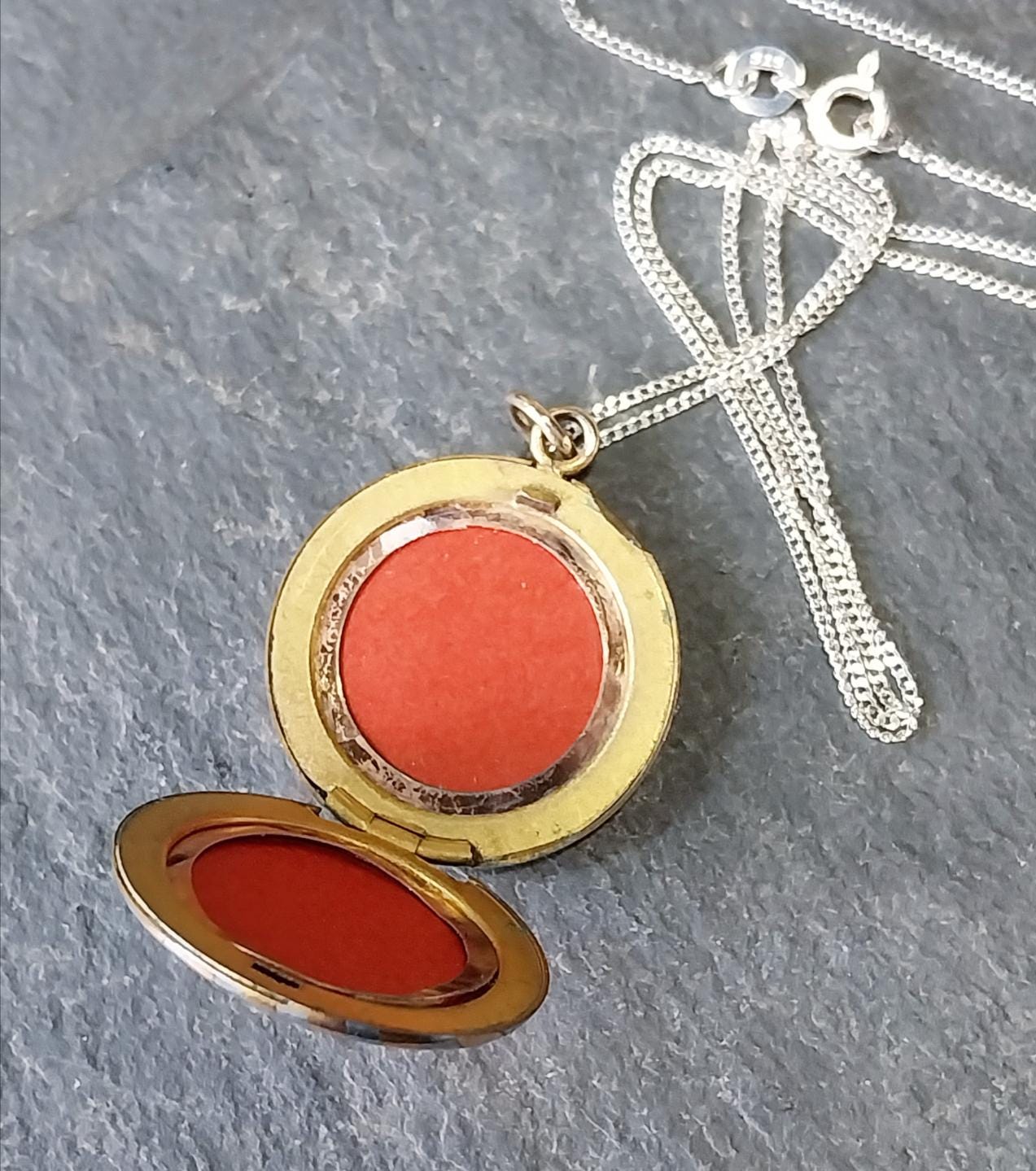 Pretty Silver LOCKET with Swallow and striped Pattern on 18" Chain - 9.5g