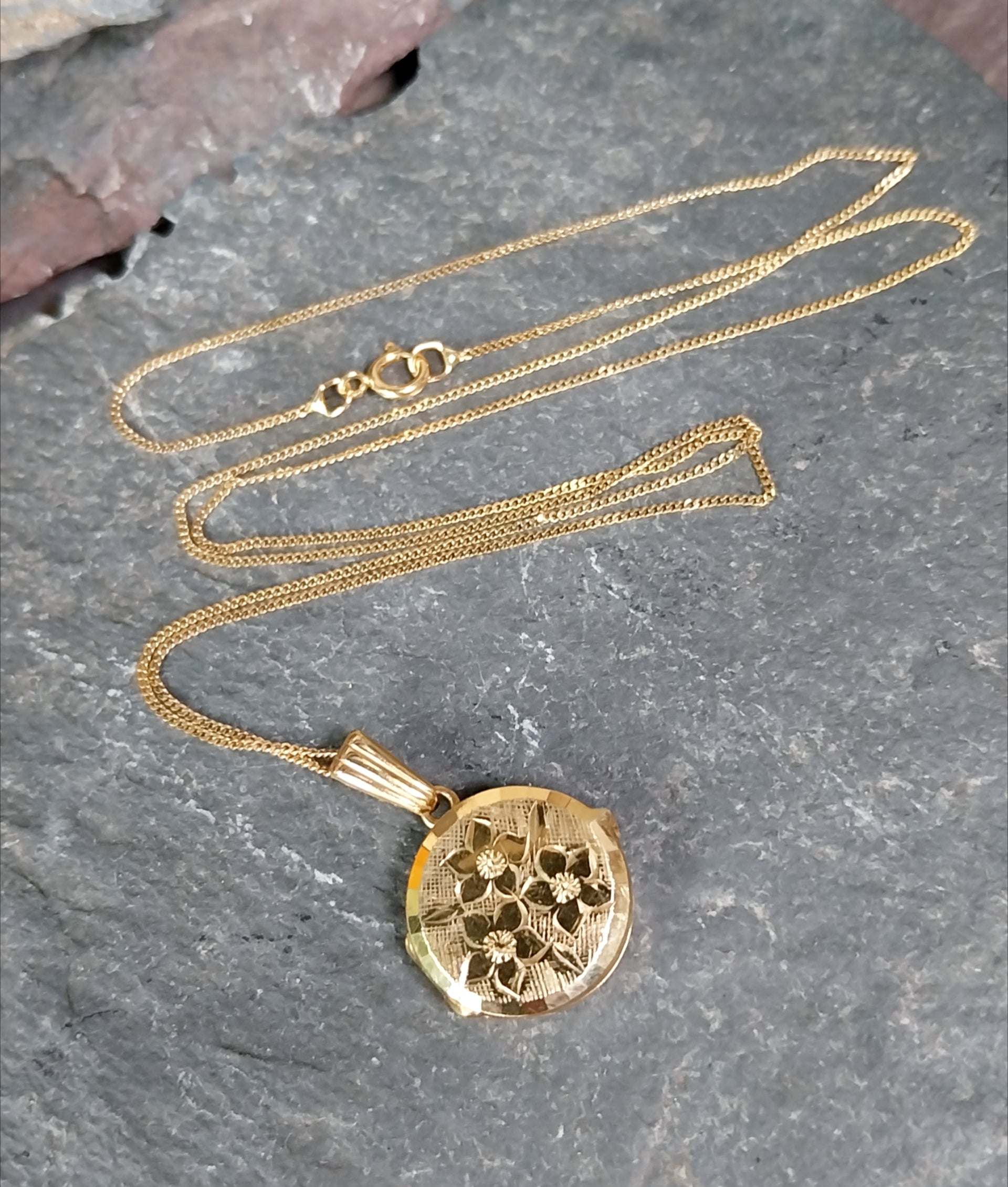 GEORG JENSEN 9ct Gold  Three Flower Locket - with 18" Gold Chain - 3.3g