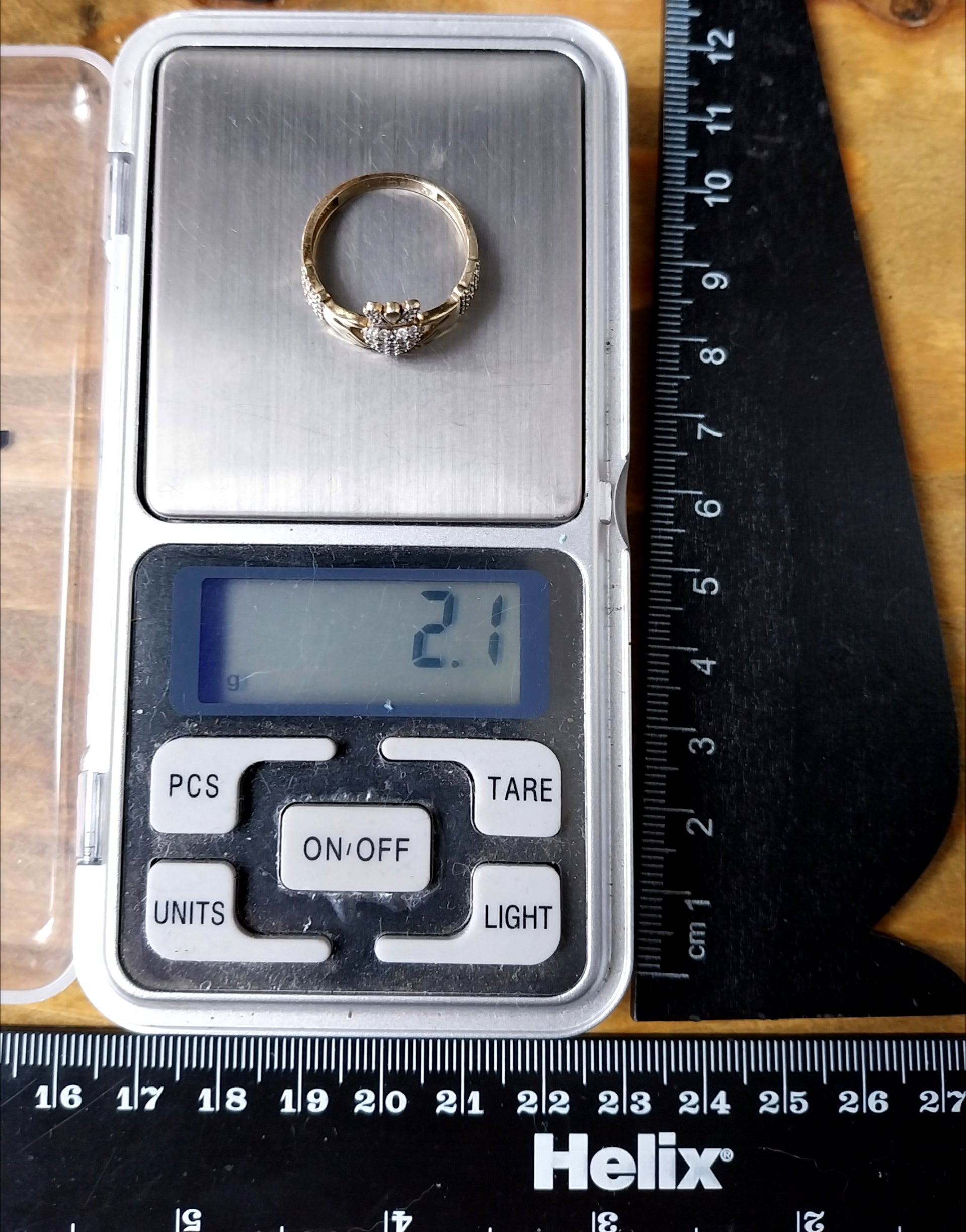 9ct GOLD & cz CLADDAGH Ring - Size Q (us 8) - 2.1g