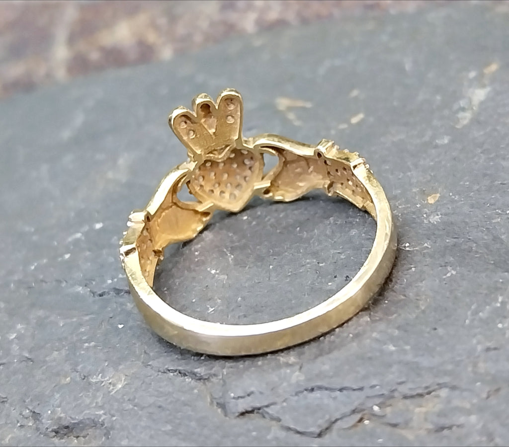 9ct GOLD & cz CLADDAGH Ring - Size Q (us 8) - 2.1g