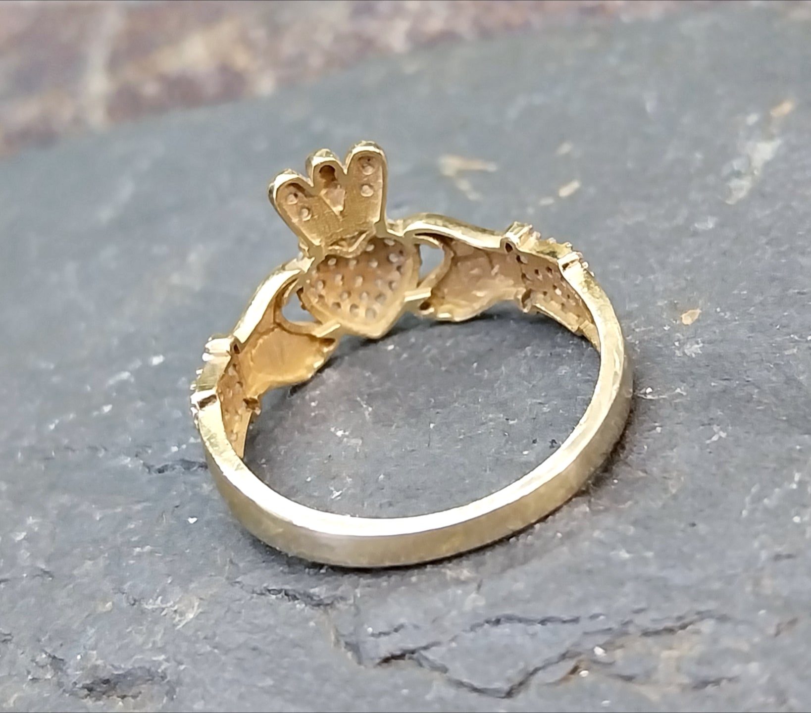 9ct GOLD & cz CLADDAGH Ring - Size Q (us 8) - 2.1g