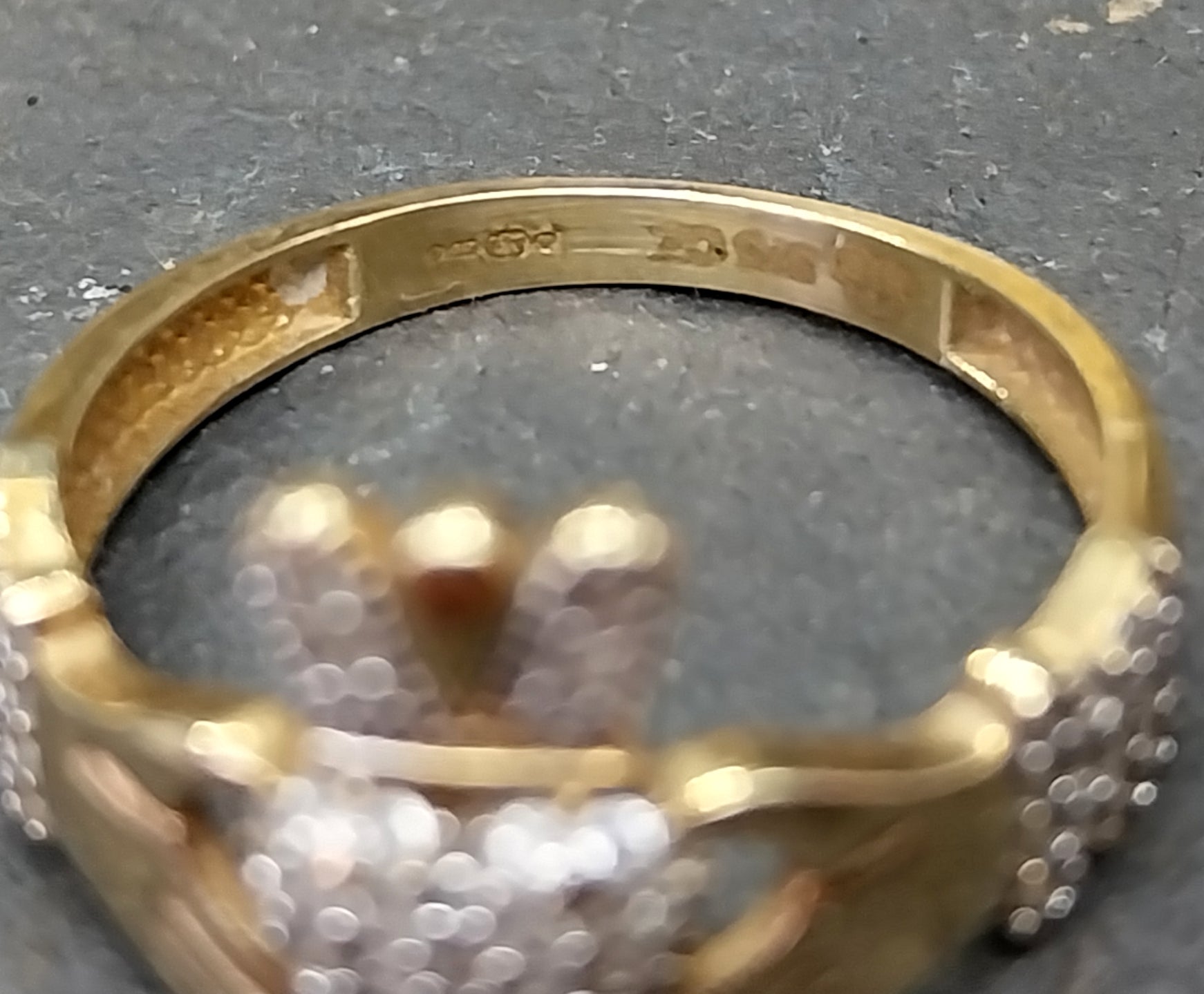 9ct GOLD & cz CLADDAGH Ring - Size Q (us 8) - 2.1g