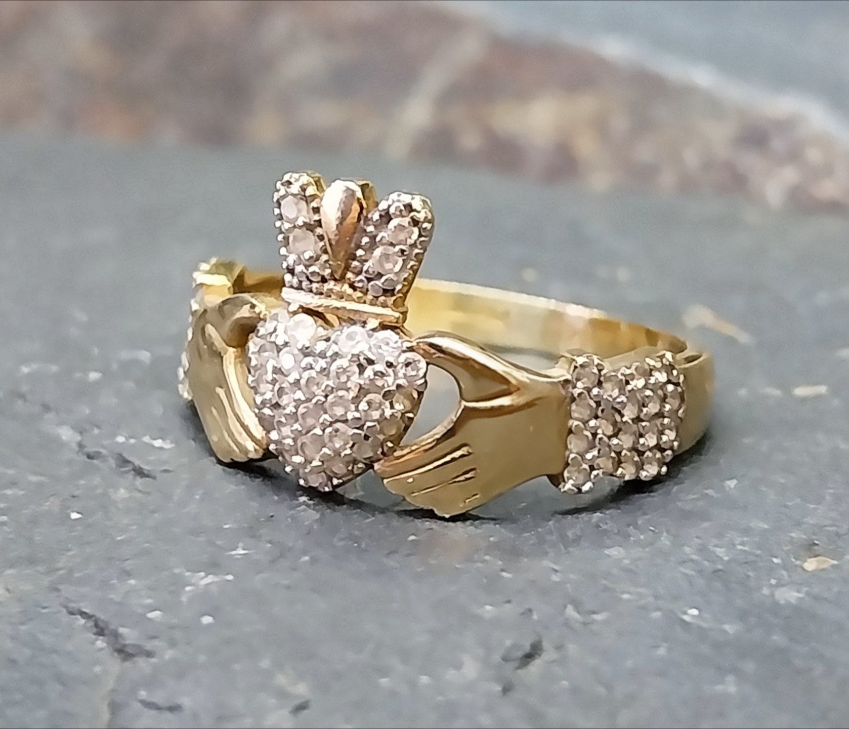 9ct GOLD & cz CLADDAGH Ring - Size Q (us 8) - 2.1g