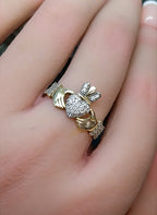 9ct GOLD & cz CLADDAGH Ring - Size Q (us 8) - 2.1g