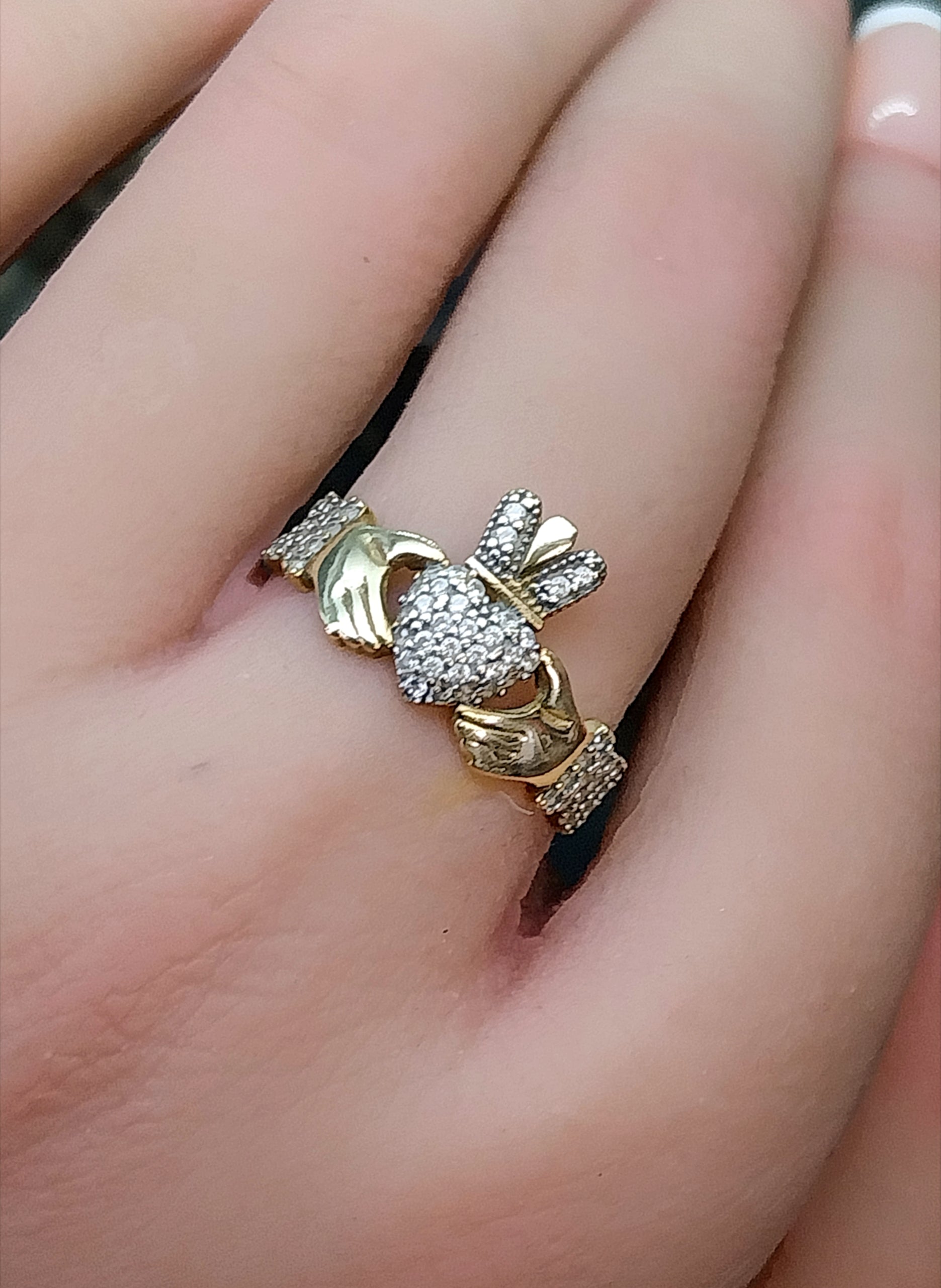 9ct GOLD & cz CLADDAGH Ring - Size Q (us 8) - 2.1g