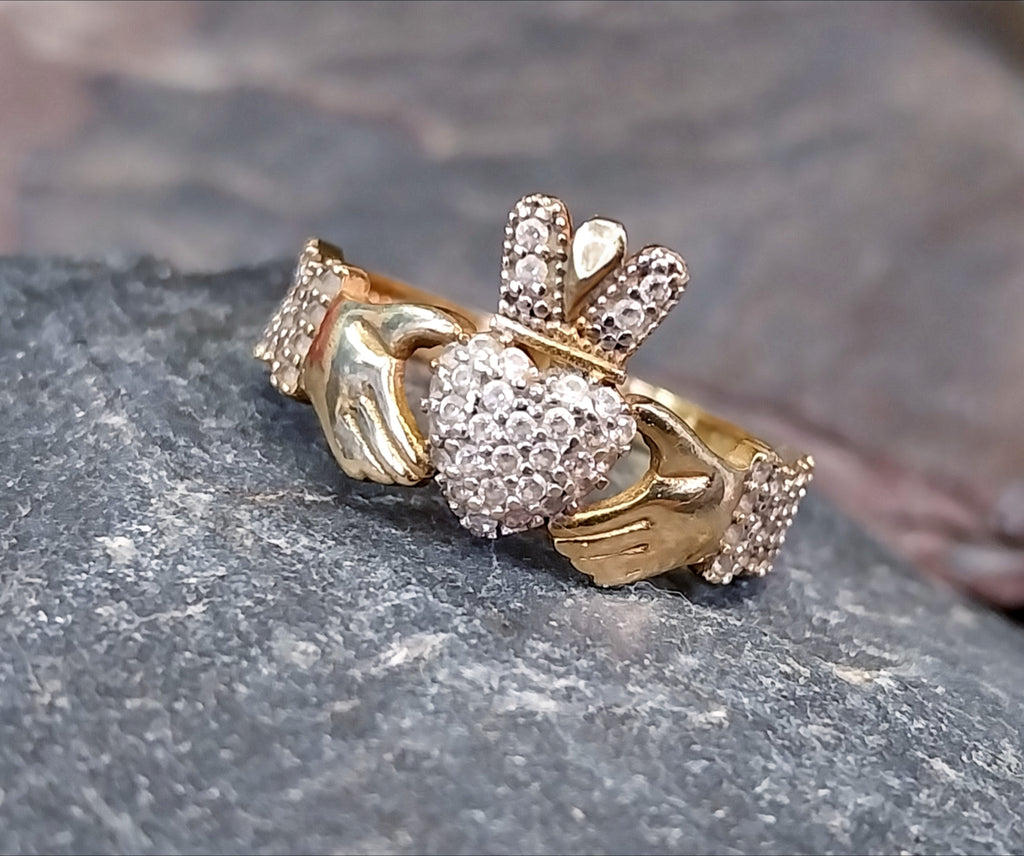 9ct GOLD & cz CLADDAGH Ring - Size Q (us 8) - 2.1g