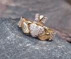 9ct GOLD & cz CLADDAGH Ring - Size Q (us 8) - 2.1g