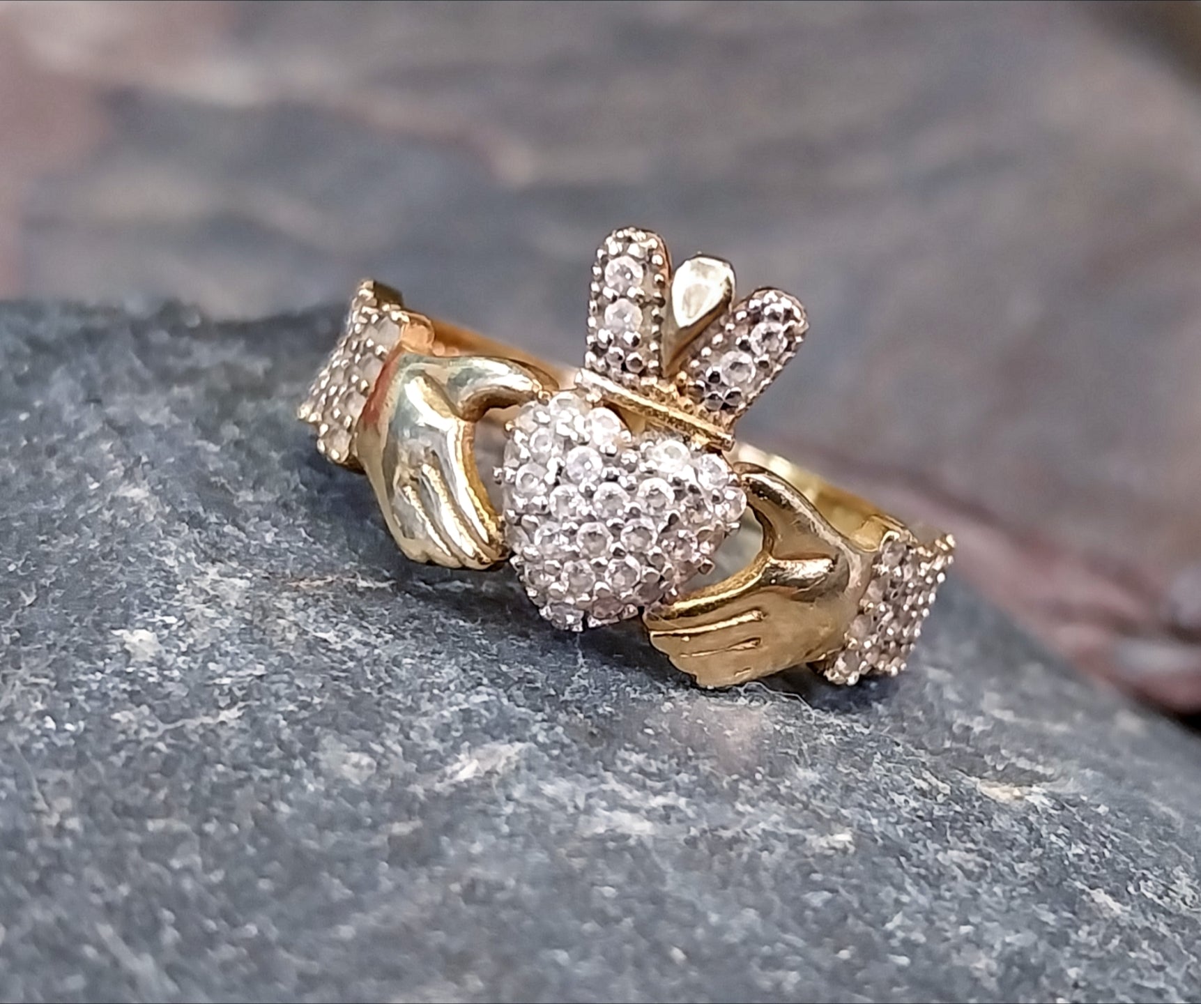 9ct GOLD & cz CLADDAGH Ring - Size Q (us 8) - 2.1g