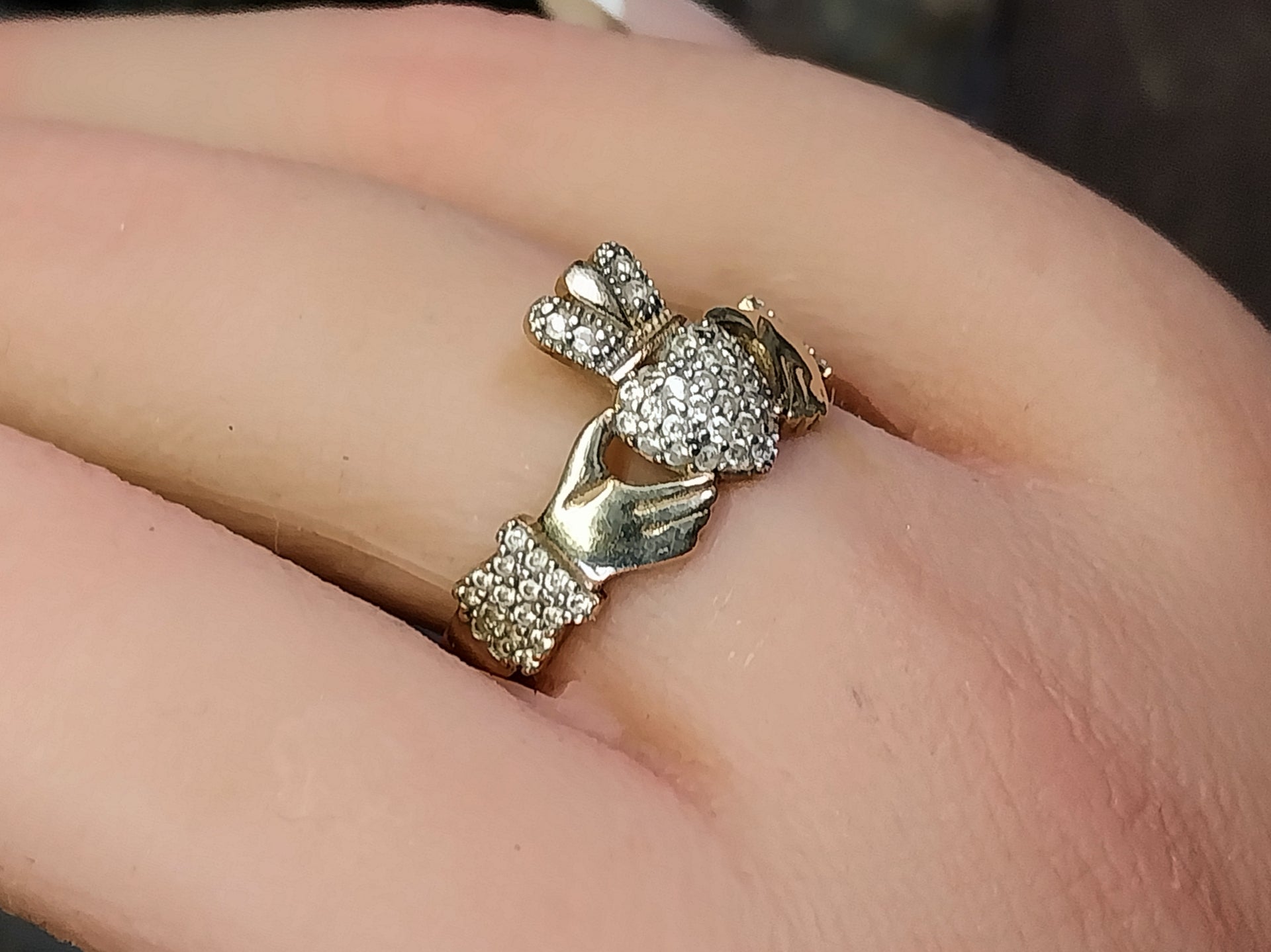 9ct GOLD & cz CLADDAGH Ring - Size Q (us 8) - 2.1g