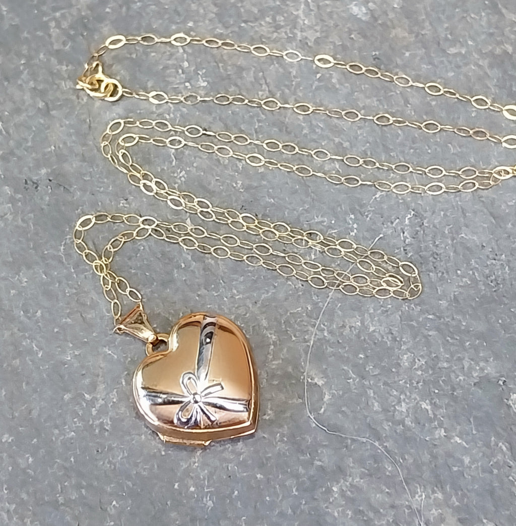 9ct GOLD Heart Locket Necklace Four Leaf Clover Inside on 18" Chain - 1.9g