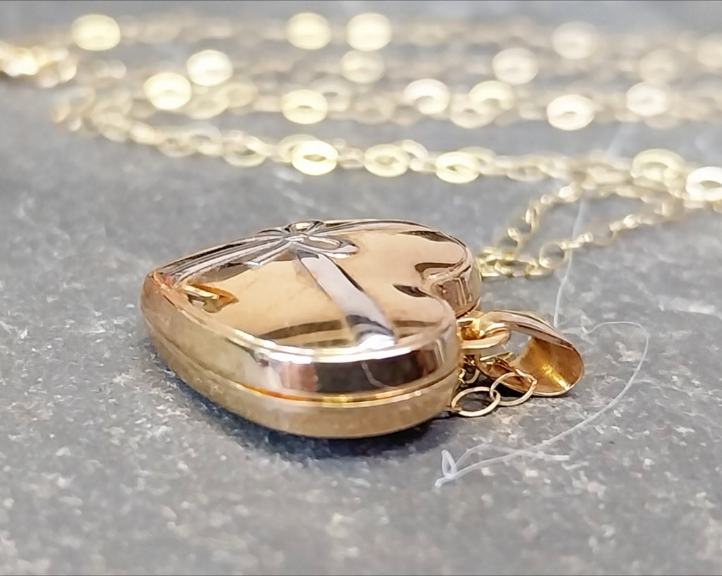 9ct GOLD Heart Locket Necklace Four Leaf Clover Inside on 18" Chain - 1.9g