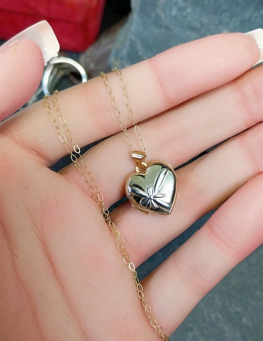 9ct GOLD Heart Locket Necklace Four Leaf Clover Inside on 18" Chain - 1.9g