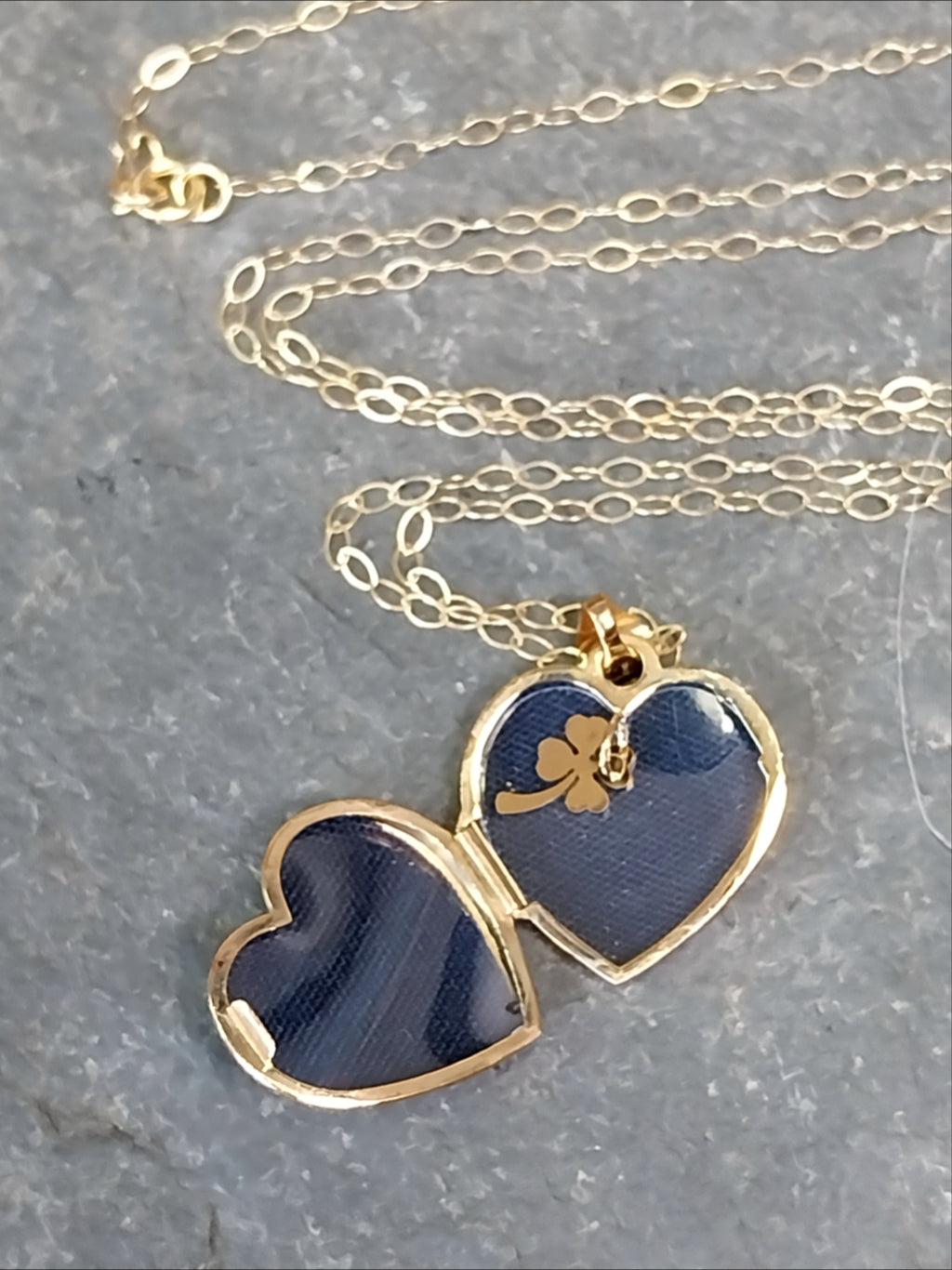 9ct GOLD Heart Locket Necklace Four Leaf Clover Inside on 18" Chain - 1.9g