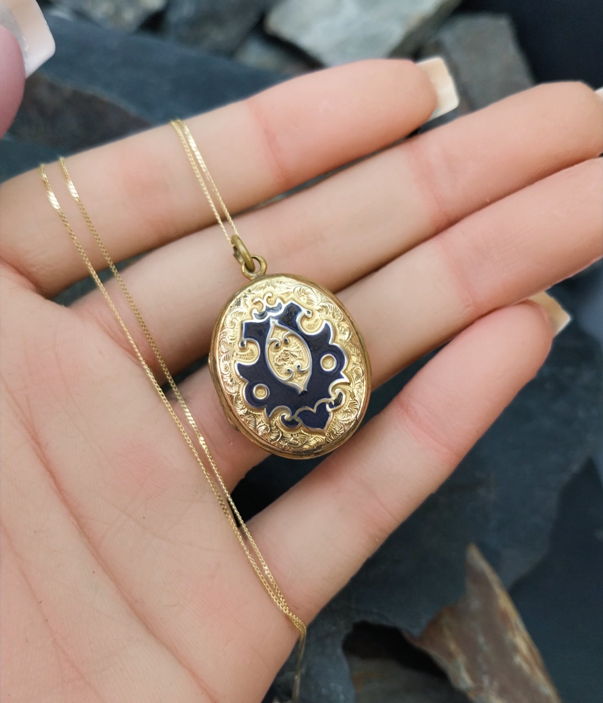 Antique 9ct GOLD LOCKET NECKLACE with Enamelled pattern & 18' Chain - 8.3g