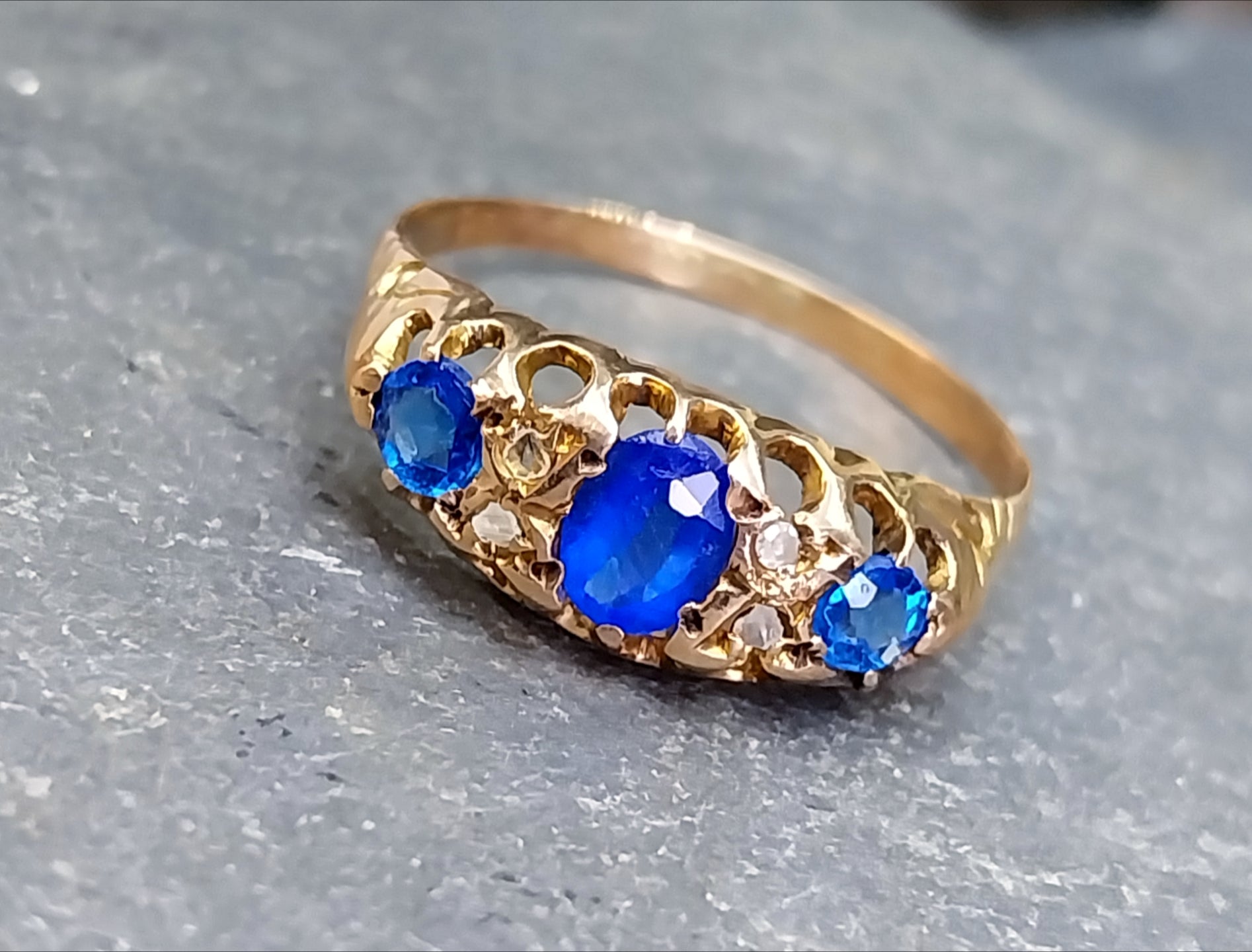 Antique Victorian 9ct GOLD Ring c.1887 - Blue Stones - UK Size P (us 7.5) - 1.4g