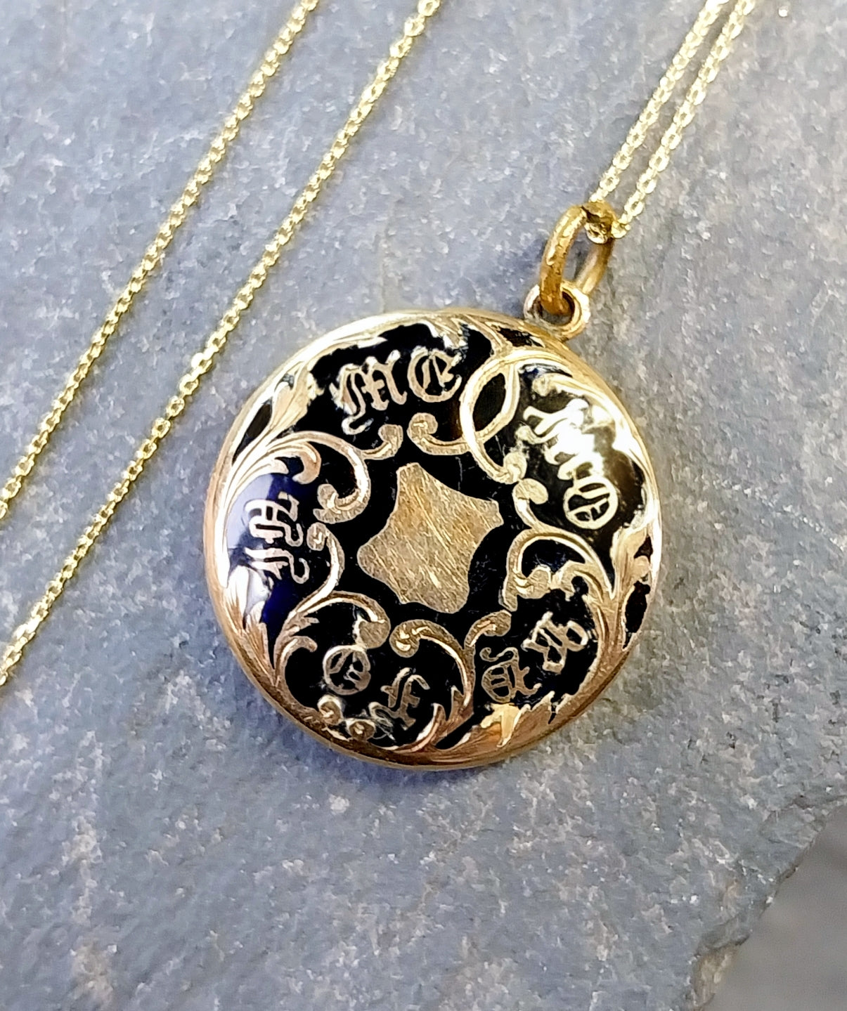 Antique 9ct Gold LOCKET NECKLACE - Black Enamel 'In Memory Of' on 18" Chain 5.5g