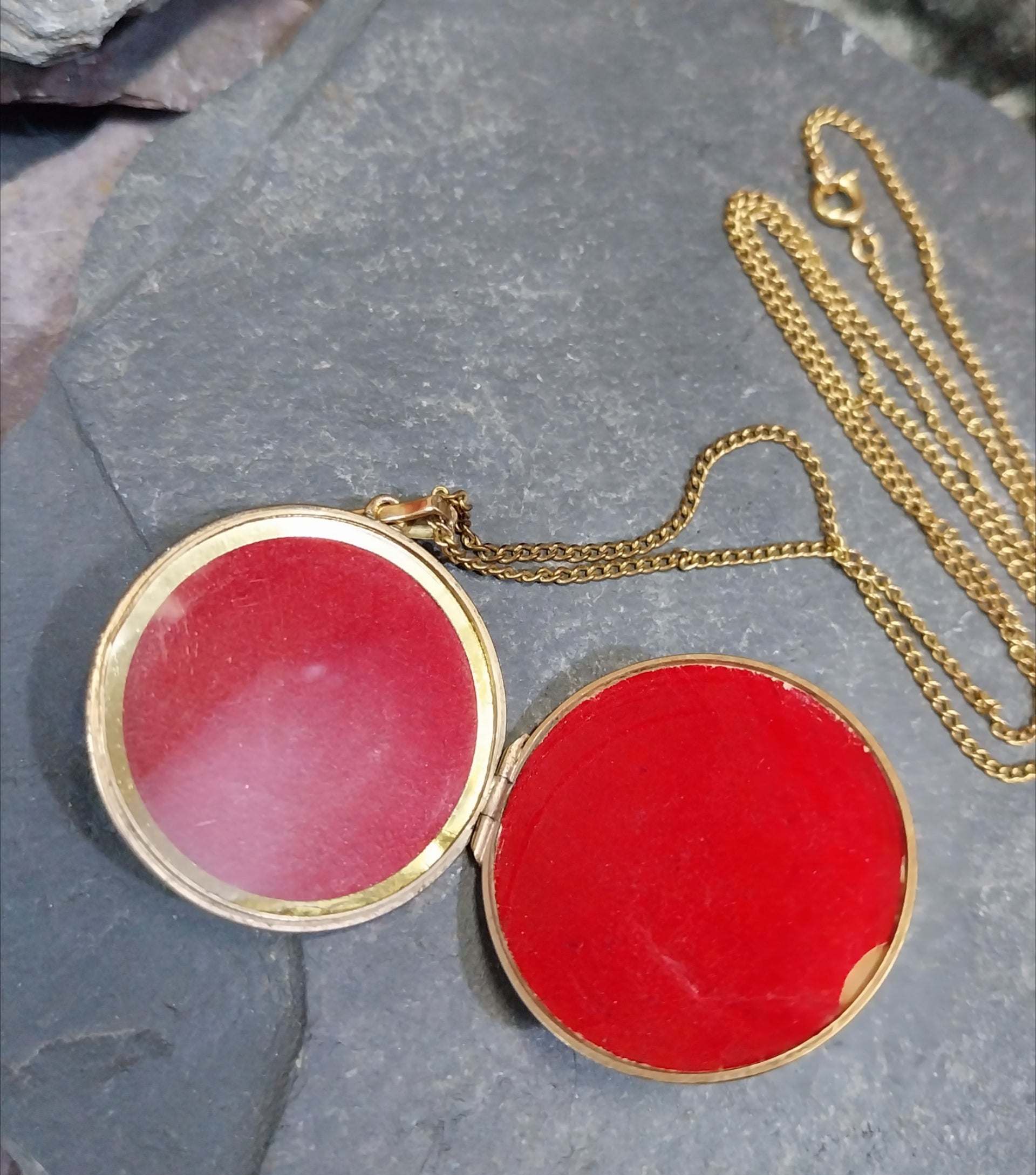 Large Vintage Gold Circular LOCKET Necklace - Rolled Gold with 22" Chain - 9.3g