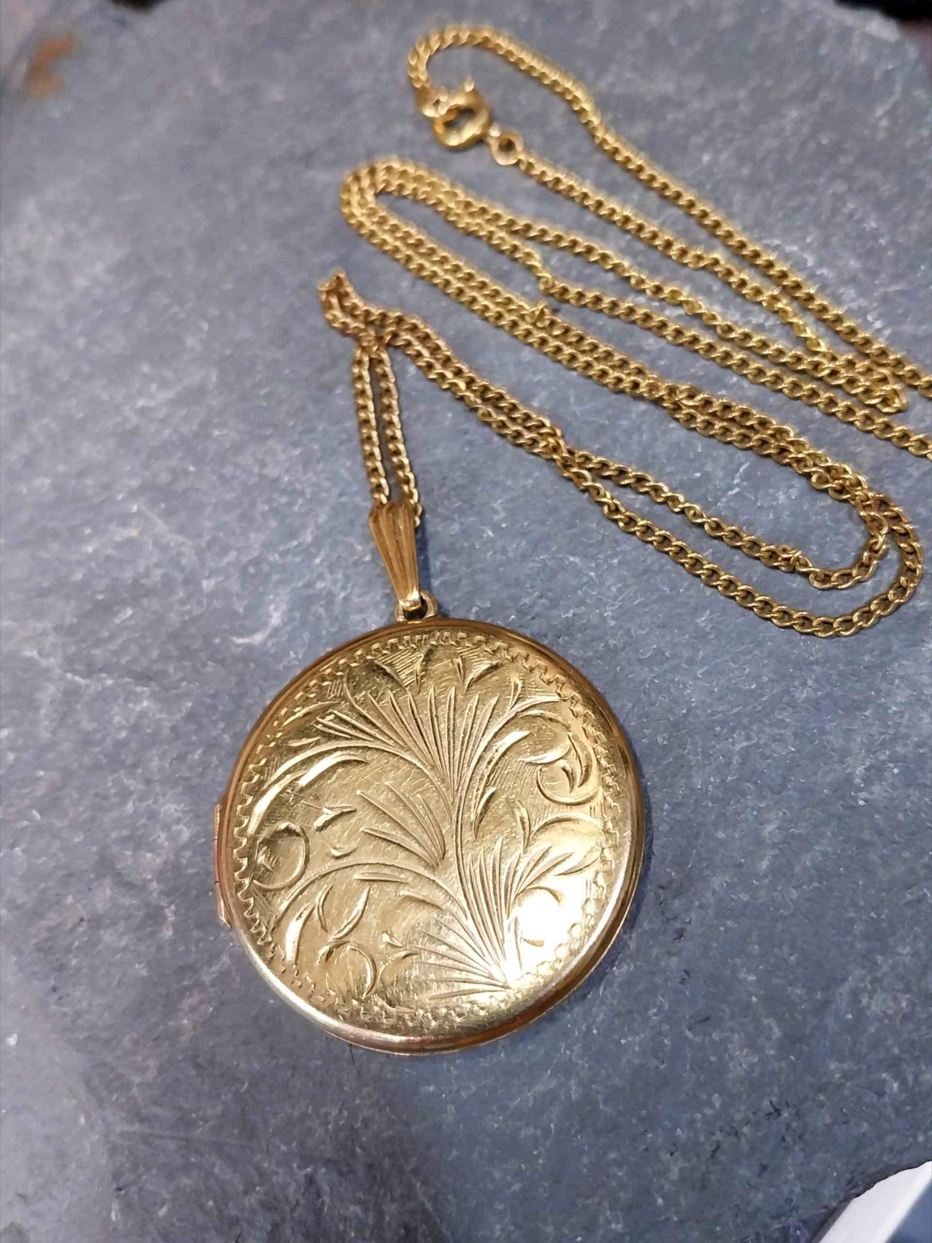 Large Vintage Gold Circular LOCKET Necklace - Rolled Gold with 22" Chain - 9.3g